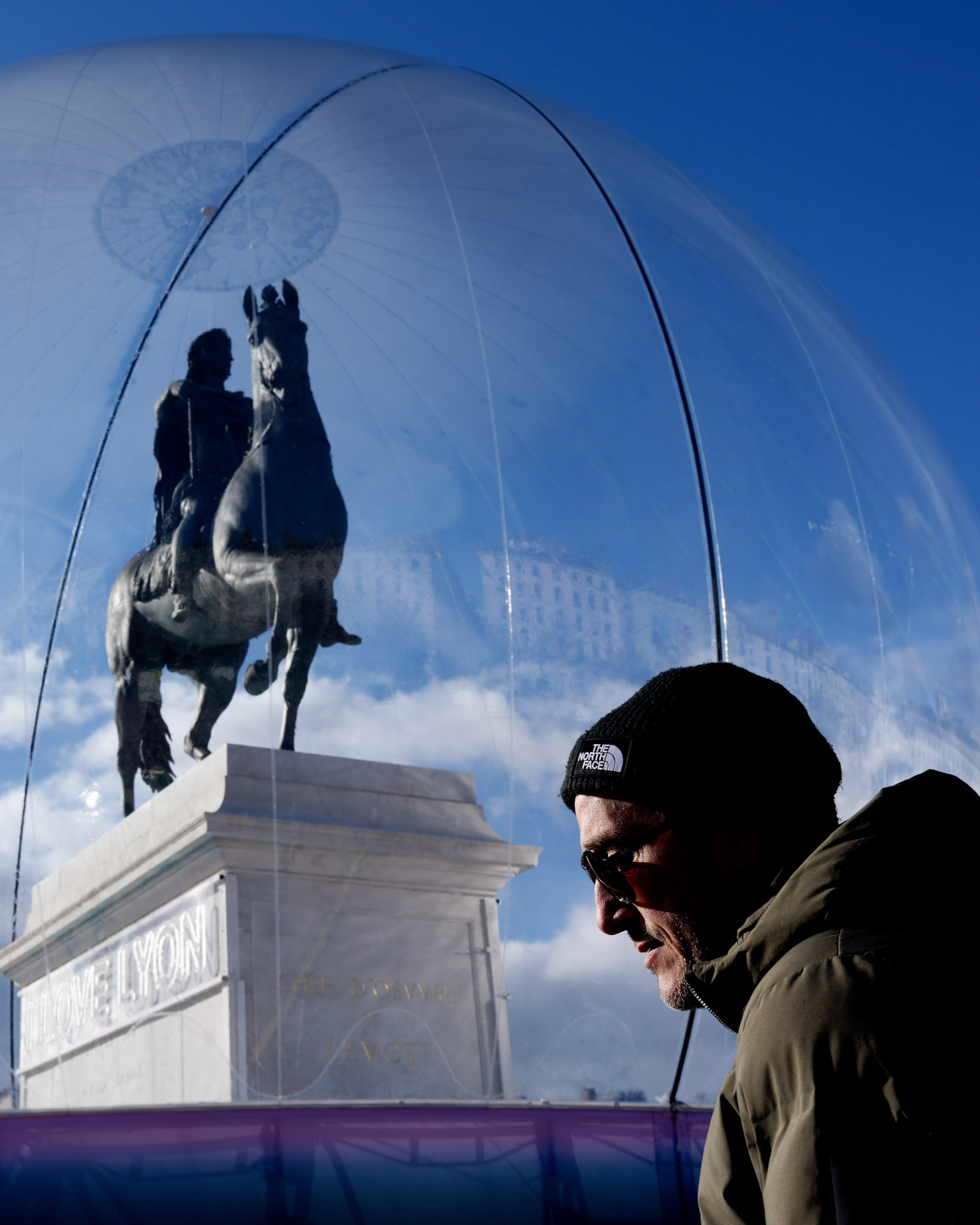 Installation de la boule ‡ neige gÈante de Jaques Rival lors de la fÍte des LumiËres 2024 sur la place Bellecour.