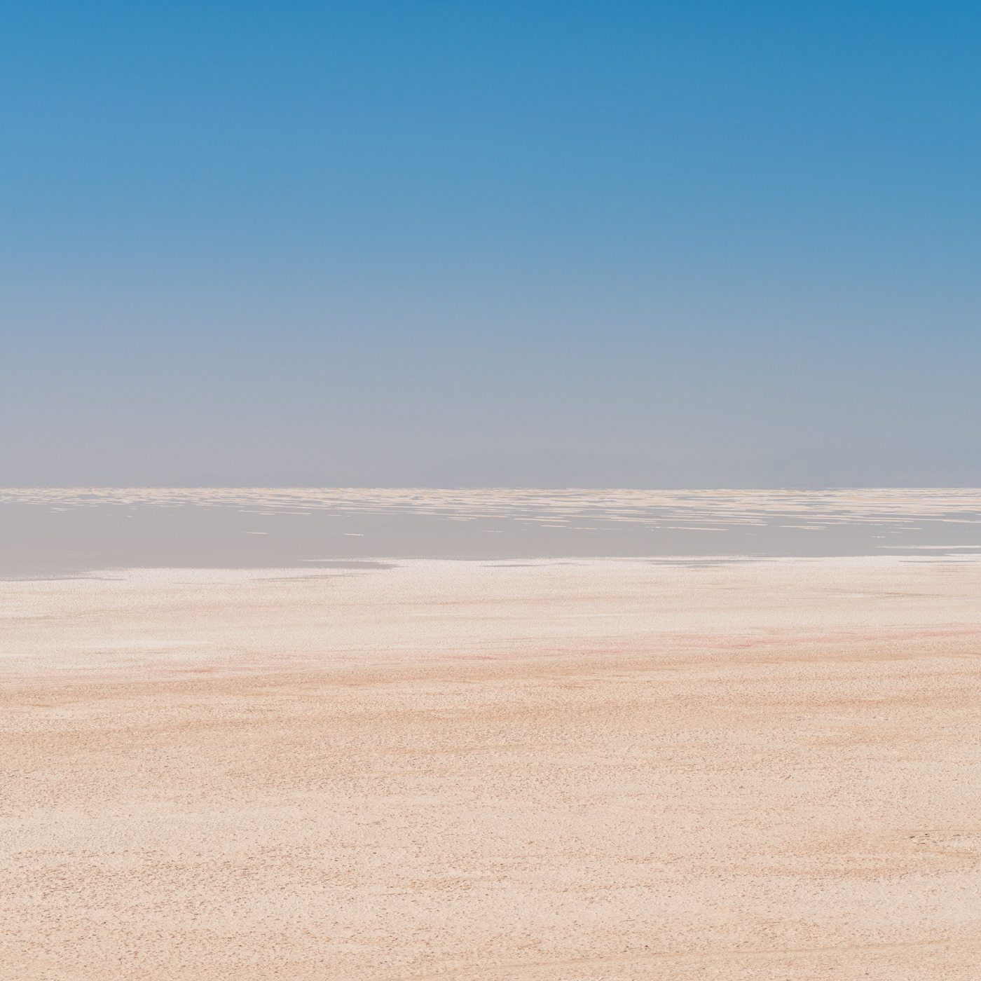 塩湖 オールミイェ湖はどこまでも続く Salt lake and a chair | Landscape of Silk-road in the various countries of Eurasian. Photographing place: Ohrumiyeh lake, Tabrīz / تبریز , IRAN 37°52'N, 45°73'E