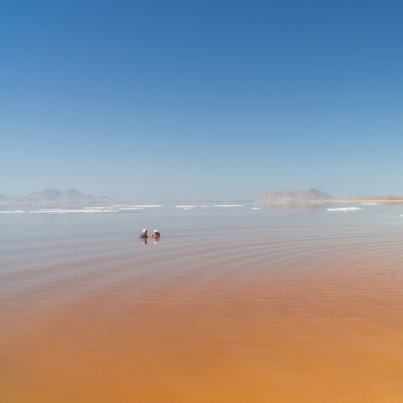 塩湖(オールミイェ湖)につかる観光客(夫婦) People on salt lake | Landscape of Silk-road in the various countries of Eurasian. Photographing place: Ohrumiyeh lake, Tabrīz / تبریز , IRAN 37°52'N, 45°73'E