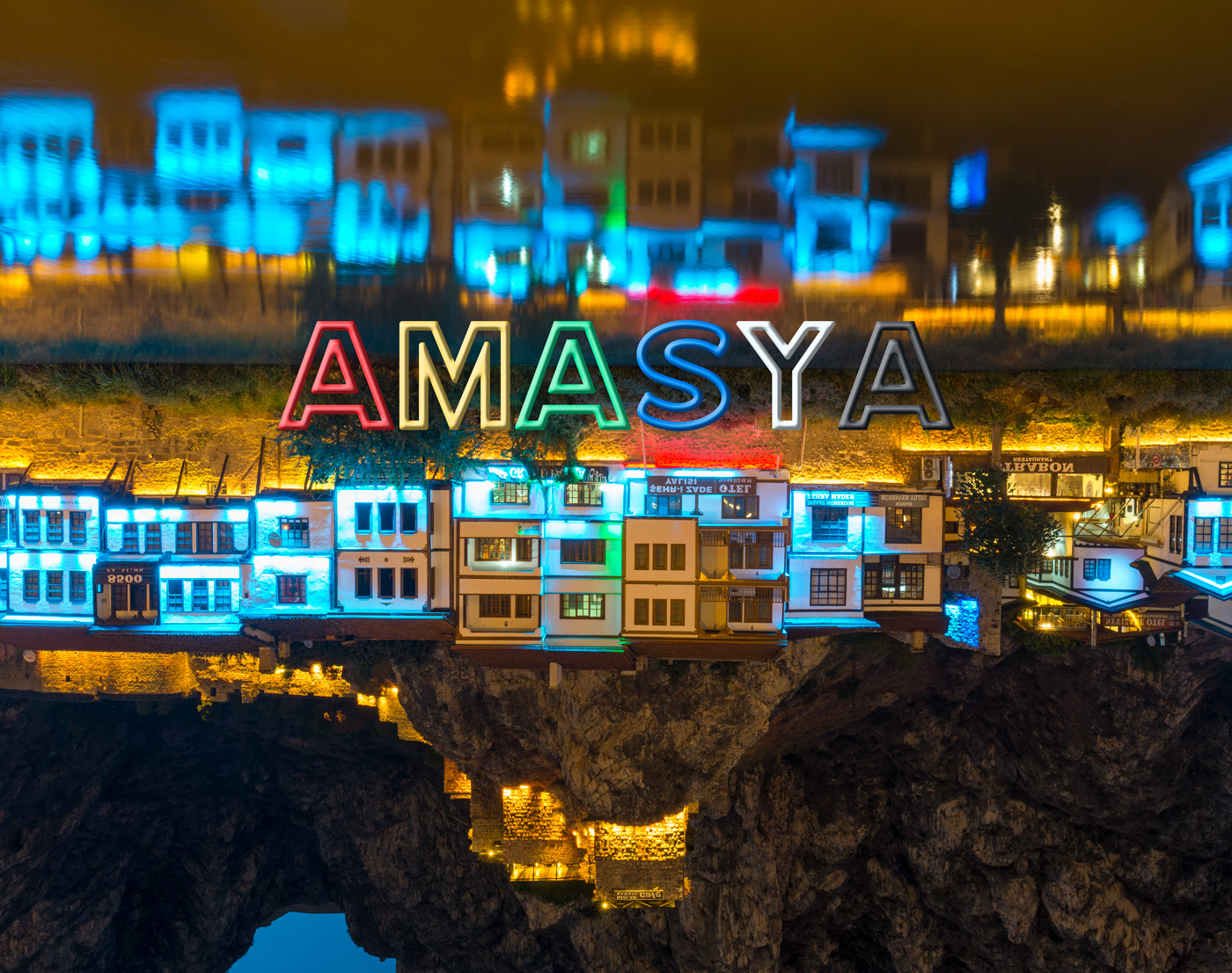 After dark, the historical cityscape called AMASYA was illuminated. 夜になると街は美しくライトアップされ、昼間とは異なる景観を見せる。トルコ、アマスヤ、歴史的景観のライトアップ。