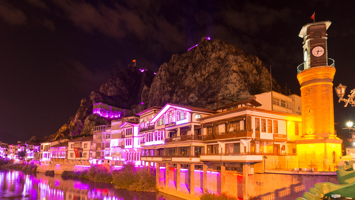 After dark, the historical cityscape called AMASYA was illuminated. 夜になると街は美しくライトアップされ、昼間とは異なる景観を見せる。トルコ、アマスヤ、歴史的景観のライトアップ。