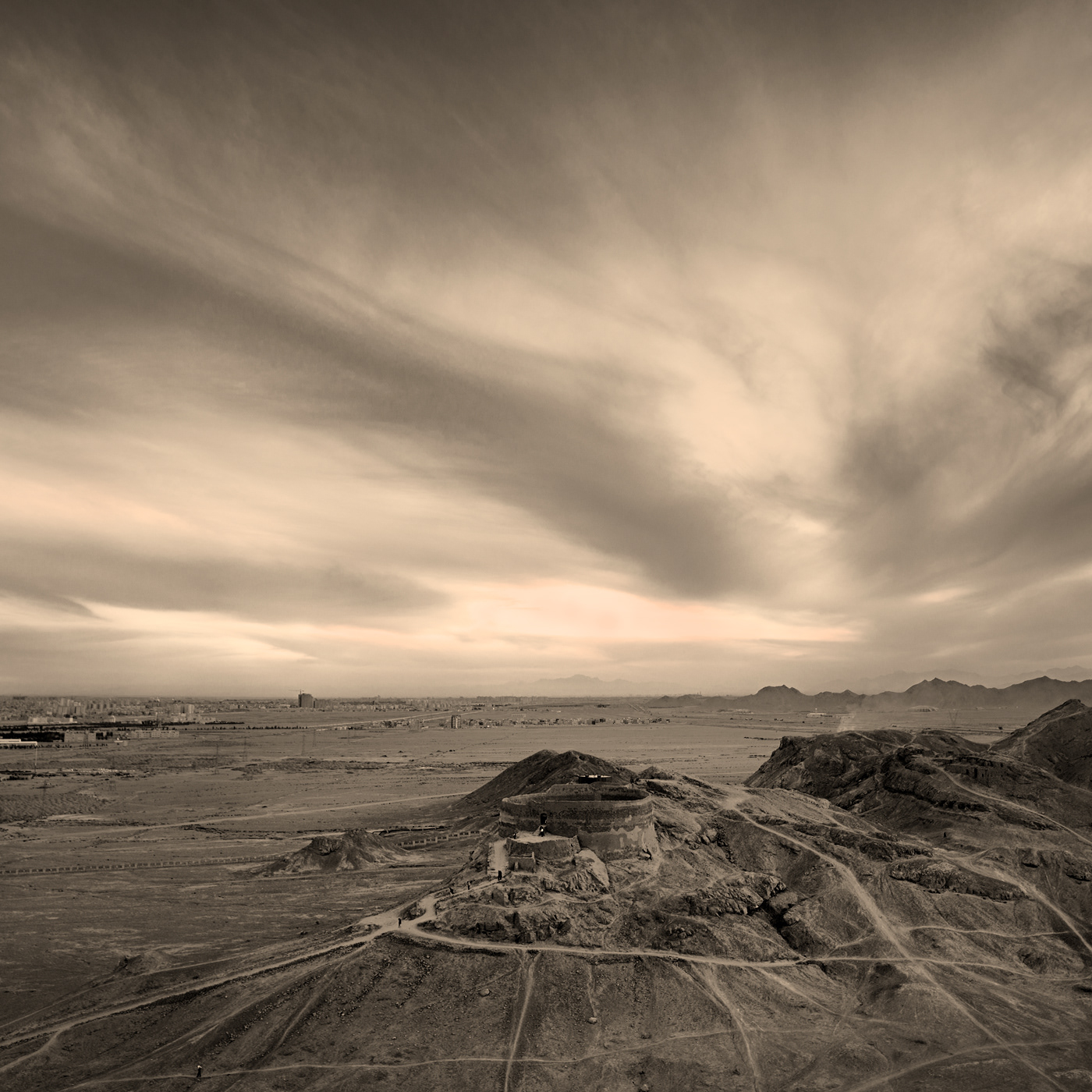 Albumen print、behance, イラン ヤズド 鳥葬場 沈黙の塔、Towers of Silence (Dakhmeh-ye Zartoshtiyun) | The suburb of Yazd (یزد;), IRAN
