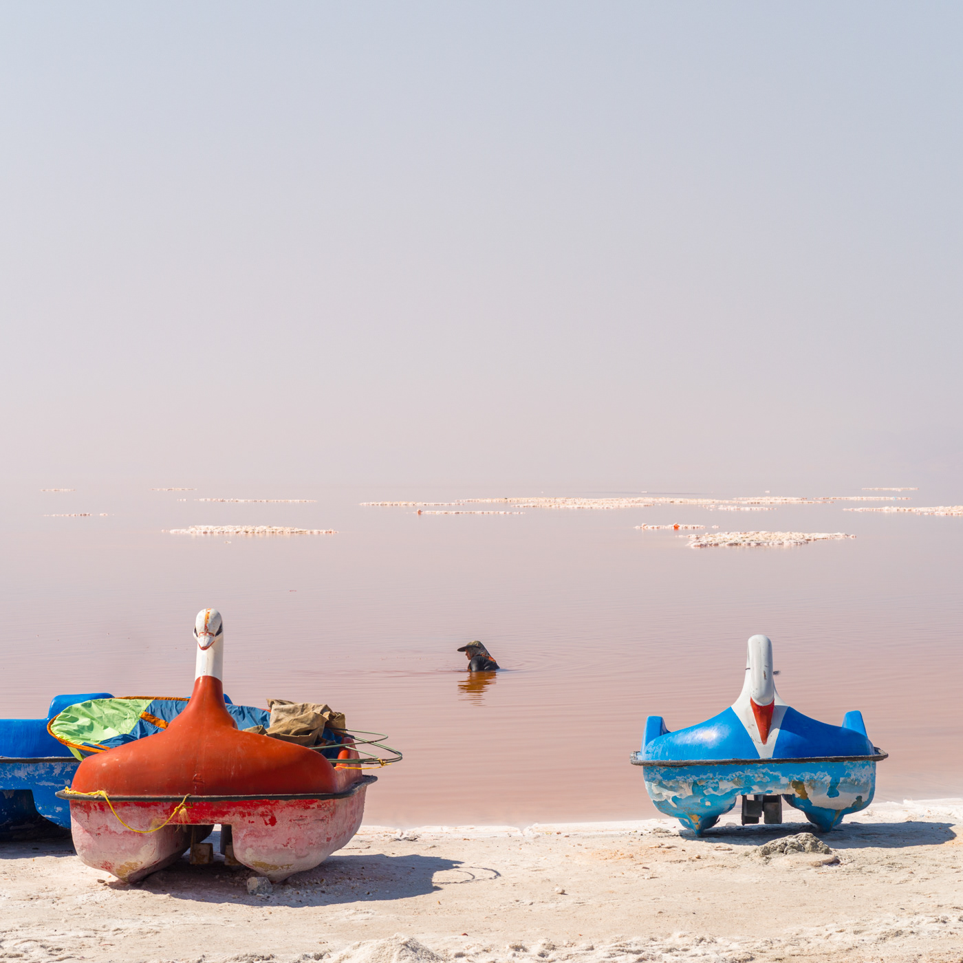 オールミイェ湖とスワンボート(湖に浸かる人) People and swan boats on salt lake | Landscape of Silk-road in the various countries of Eurasian. Photographing place: Ohrumiyeh lake, Tabrīz / تبریز , IRAN 37°52'N, 45°73'E