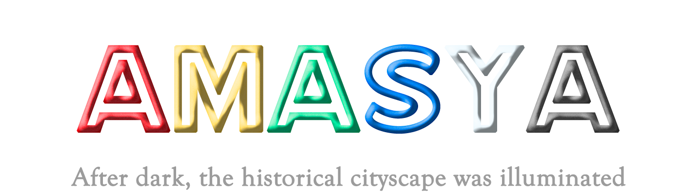 After dark, the historical cityscape called AMASYA was illuminated. 夜になると街は美しくライトアップされ、昼間とは異なる景観を見せる。トルコ、アマスヤ、歴史的景観のライトアップ。