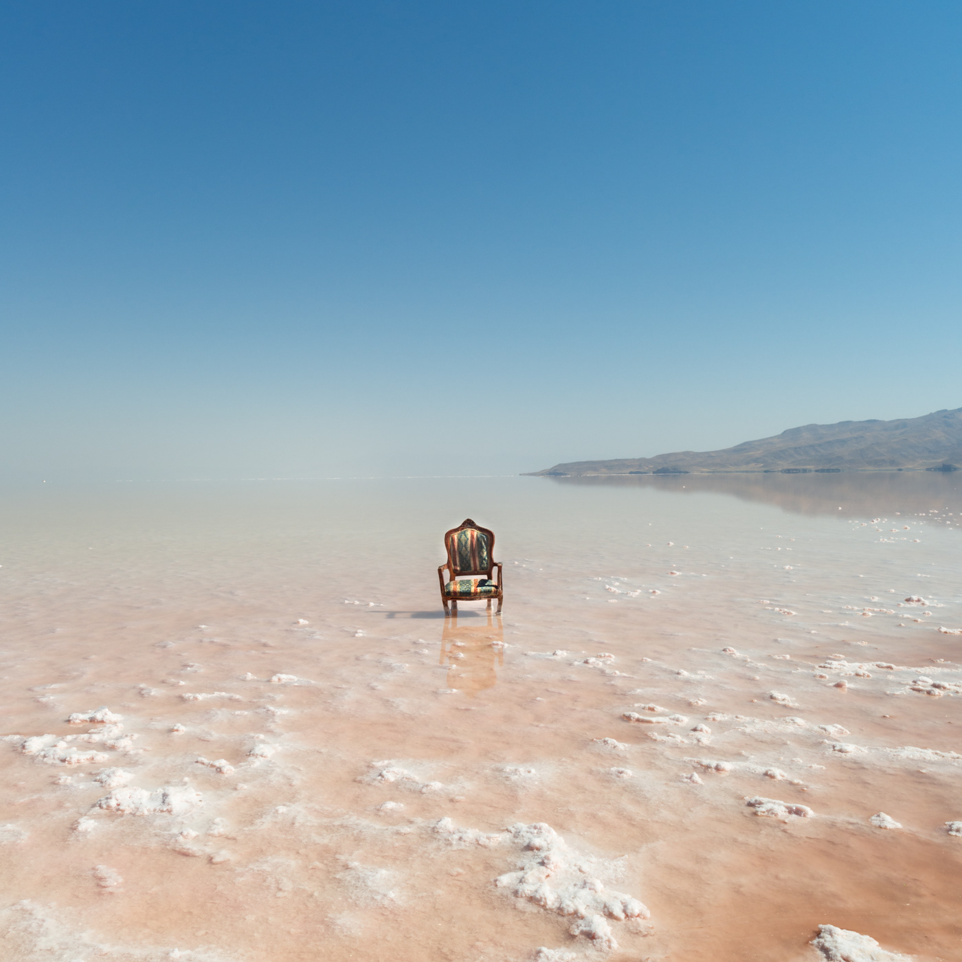オールミイェ湖と一脚の椅子 Salt lake and a chair | Landscape of Silk-road in the various countries of Eurasian. Photographing place: Ohrumiyeh lake, Tabrīz / تبریز , IRAN 37°52'N, 45°73'E