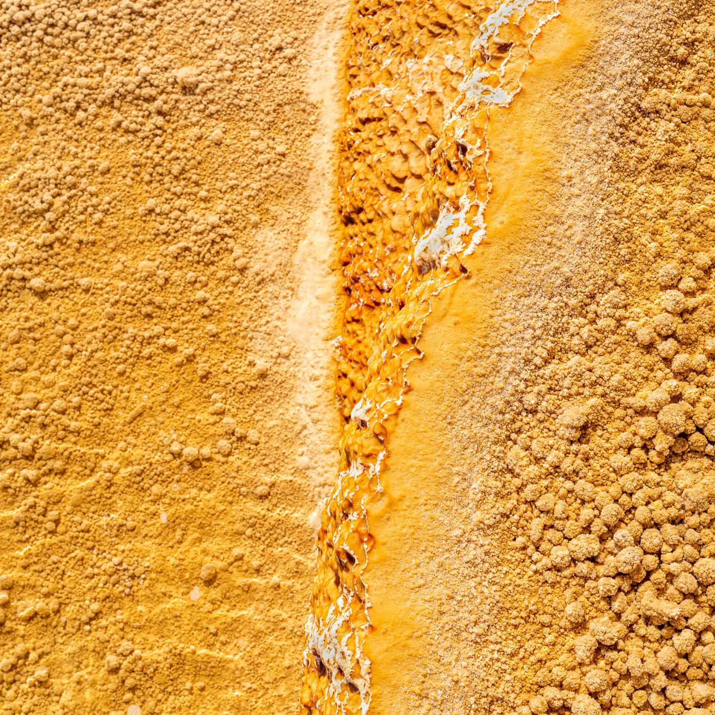 LIMESTONE LAND:黄金に輝く大地はまるで宇宙から見た地球の衛星写真のように見える。イラン、セムナーン近郊にある石灰岩(CaCO3)の棚田。 A rock made up mainly of calcium carbonate called lime stone spread out like shelves. The rocks made by mud and sand look like the earth. The rock is flooded with water and shines golden in front of me.