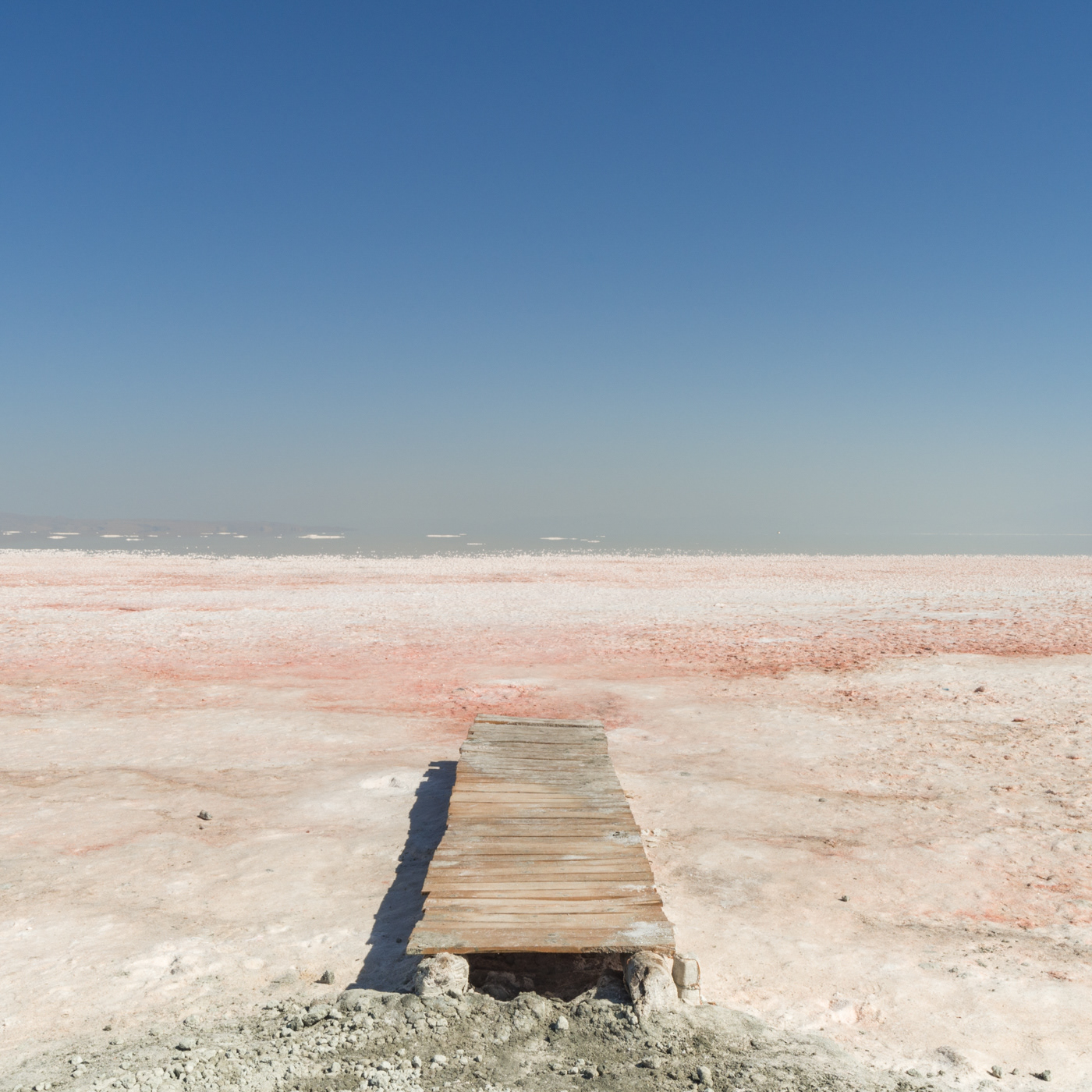 ランディングボードの先はどこまでも塩湖(オールミイェ湖)が続く Landing board and salt lake | Landscape of Silk-road in the various countries of Eurasian. Photographing place: Ohrumiyeh lake, Tabrīz / تبریز , IRAN 37°52'N, 45°73'E