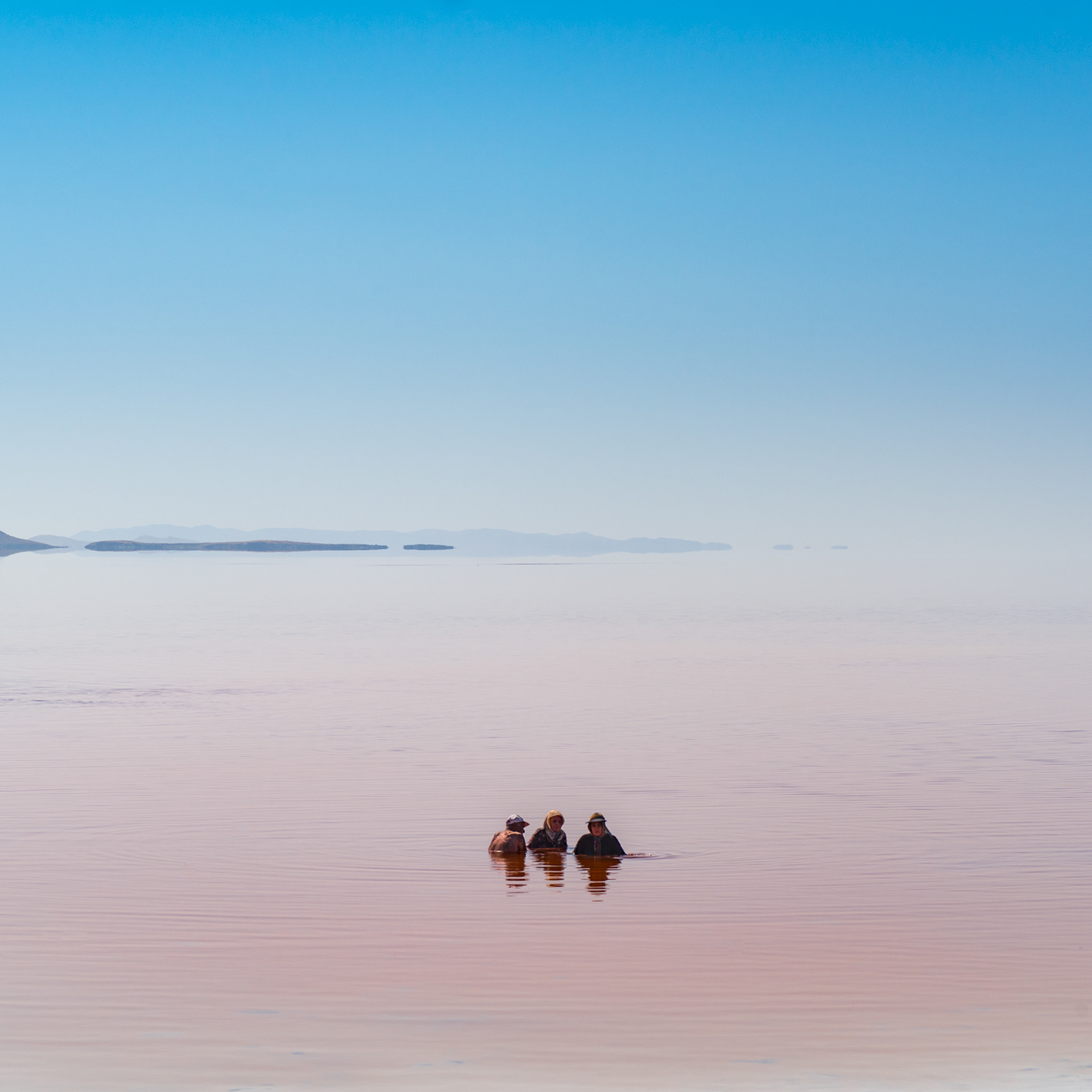 塩湖(オールミイェ湖)に浸かる観光客 People on salt lake | Landscape of Silk-road in the various countries of Eurasian. Photographing place: Ohrumiyeh lake, Tabrīz / تبریز , IRAN 37°52'N, 45°73'E