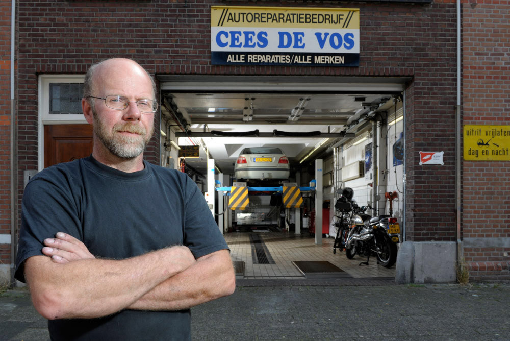Portretfoto van Garagist Cees de Vos in Den Haag door portretfotograaf Michel Mees