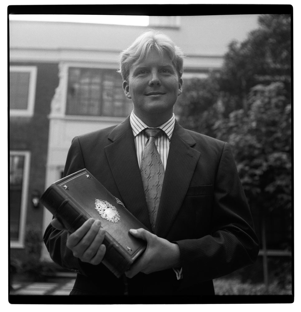 Portretfoto van Kroonprins Willem Alexander, Prins van Oranje-Nassau, Den Haag door portretfotograaf michel mees