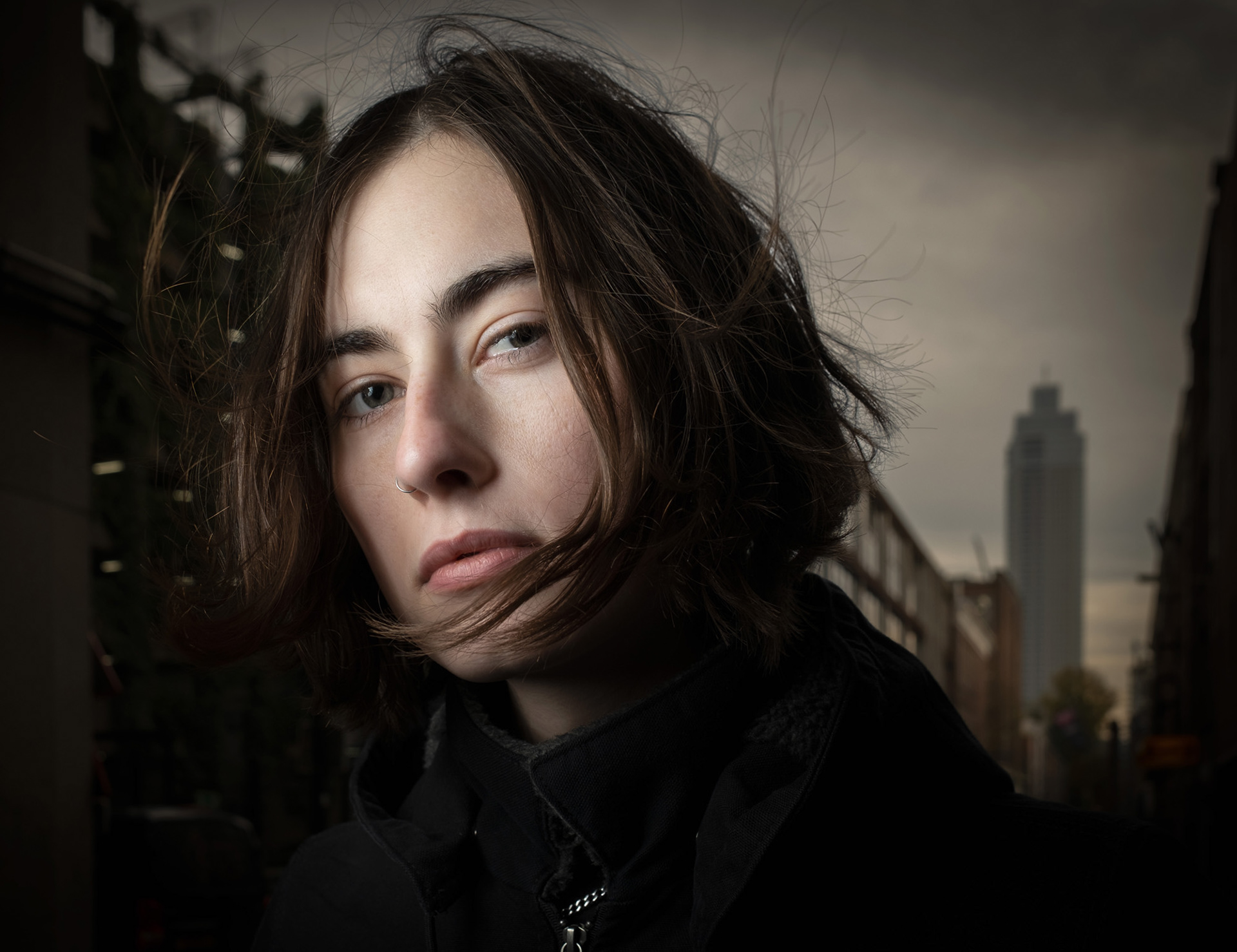 Portretfoto op locatie van artiest Claire Rousay in Rottredam