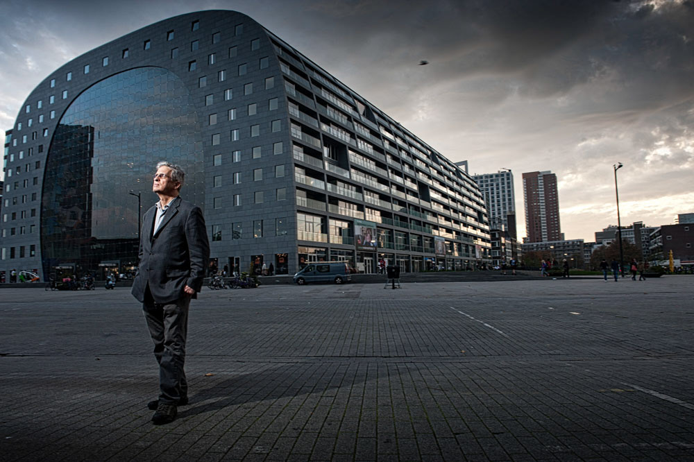 portretfoto van Amerikaanse psycholoog en filosoof Louis Sass staand voor de Markthal in Rotterdam door portretfotograaf Michel Mees
