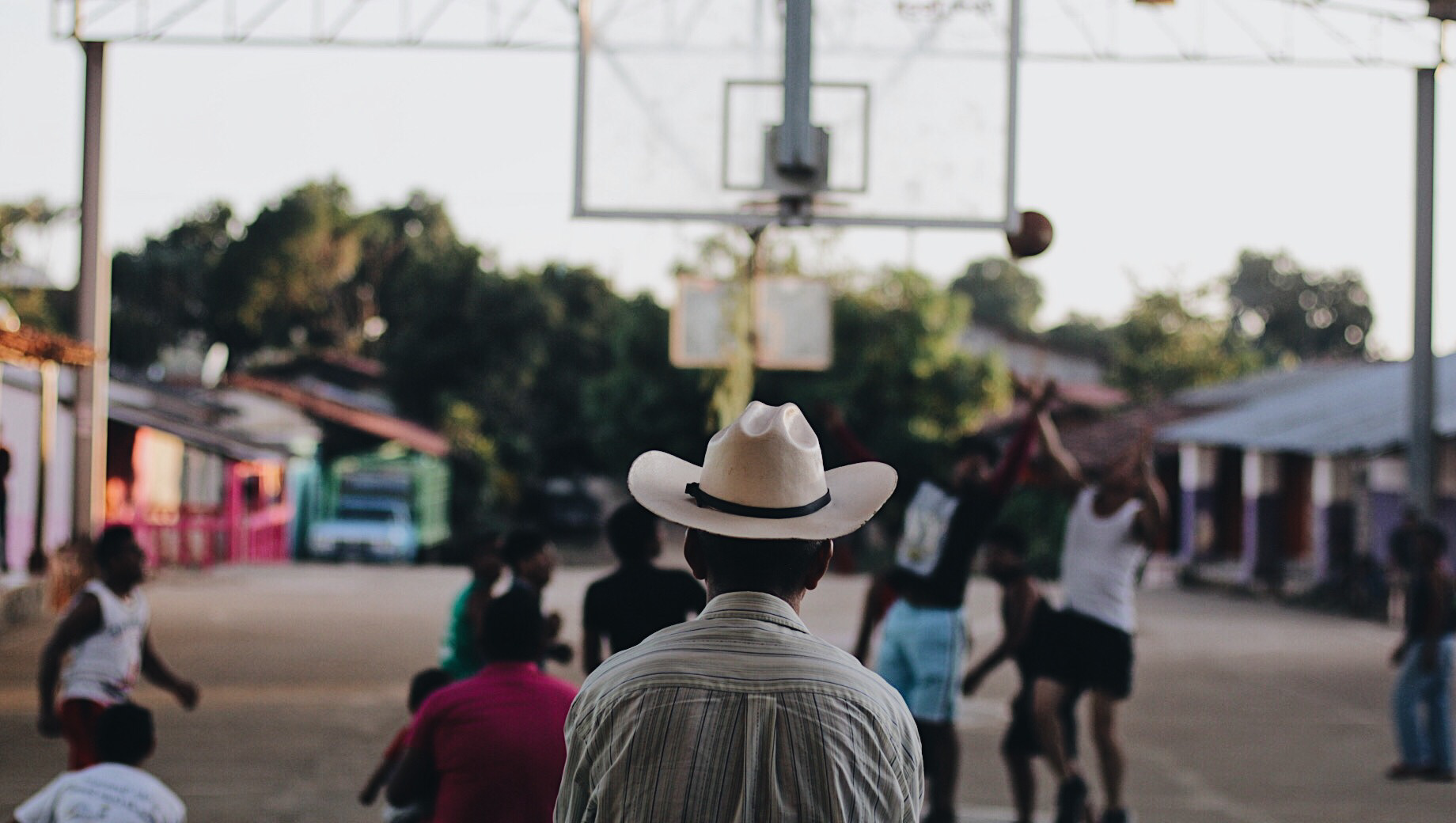 El Quemado is proud of its history of being local basketball championships. During the afternoons, youth, men, women and seniors gather to compete.