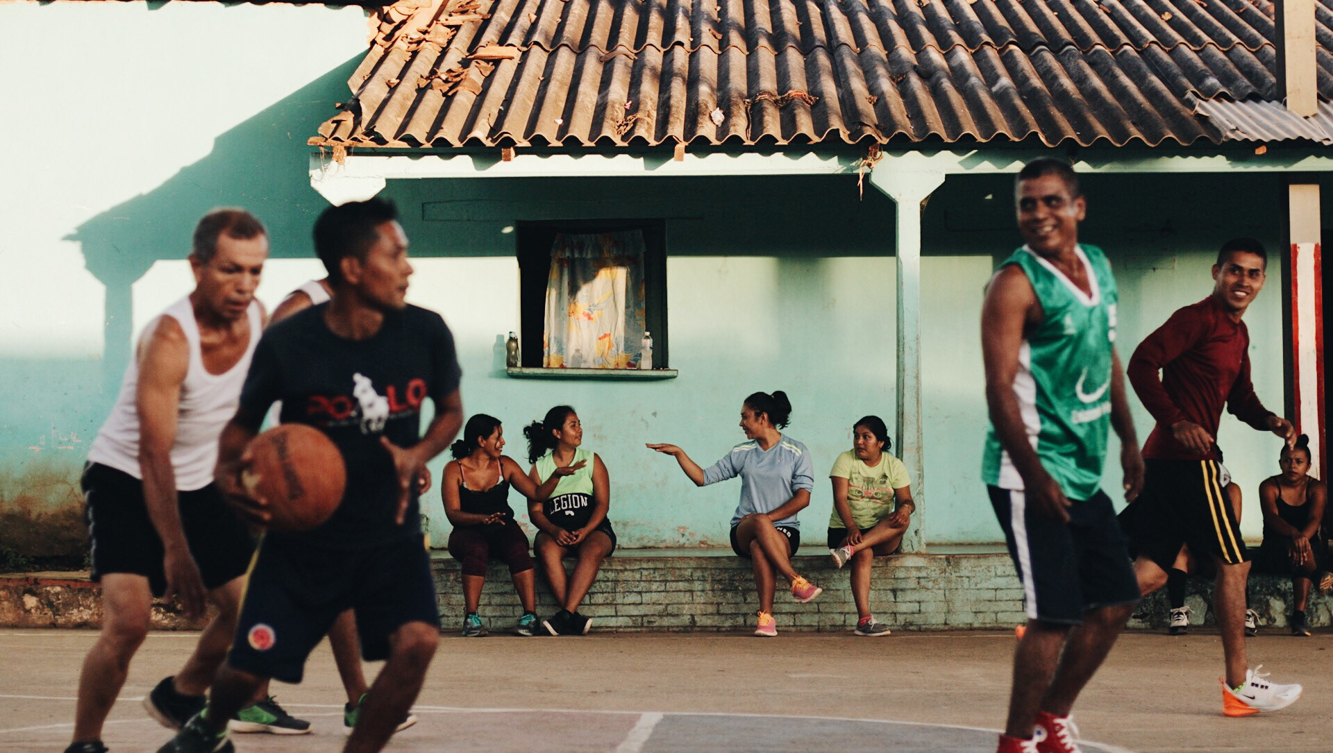 El Quemado is proud of its history of being local basketball championships. During the afternoons, youth, men, women and seniors gather to compete.