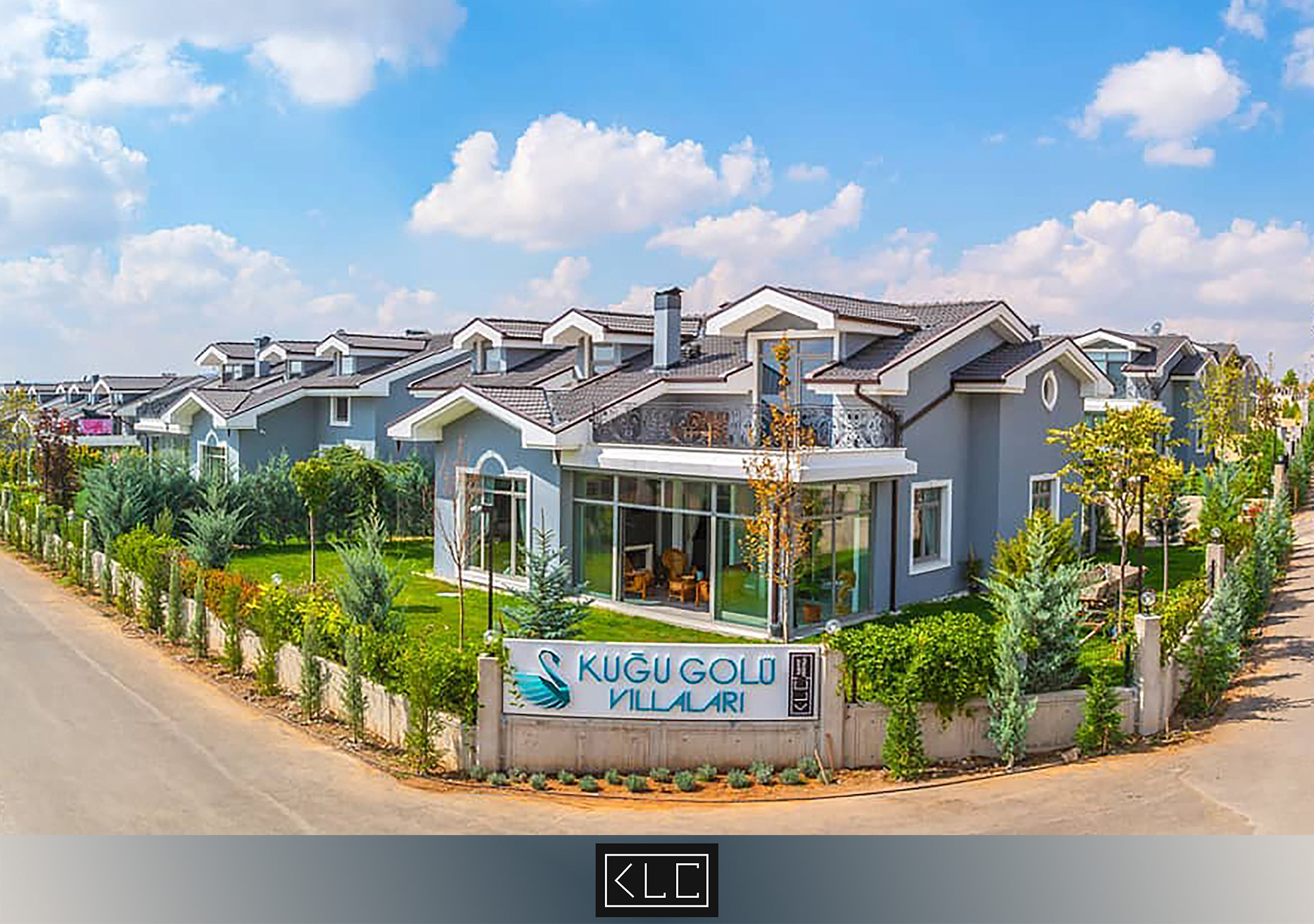 Kuğu Gölü Villaları 🦢  Ankara Gölbaşı’nda 27.000 m²’lik bir alanda inşaatını ve tasarımı yaptığımız Lüks Villa Sitesi projemizde; 35 adet müstakil villa seçeneği bulunmaktadır. 🏡🏡🏡  Villalarımız, yatay yaşam konsepti ile tasarlanmış olup 2019 yılında teslim edilmiştir.