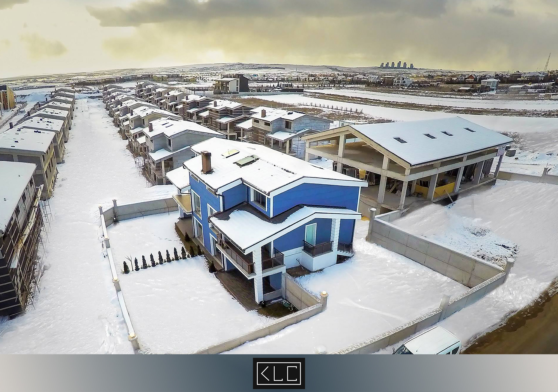 Göl Villa Mogan 🌲  Ankara Gölbaşı’nda 18.120 m²’lik bir alanda inşaatını ve tasarımını yaptığımız Villa Sitesi Projemizde, 46 adet bitişik nizam villa seçeneği bulunmaktadır. 🏡🏡  Villalarımız, yatay yaşam konsepti ile tasarlanmış olup 2017 yılında teslim edilmiştir.