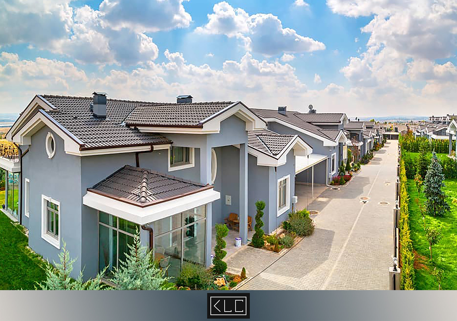 Kuğu Gölü Villaları 🦢  Ankara Gölbaşı’nda 27.000 m²’lik bir alanda inşaatını ve tasarımı yaptığımız Lüks Villa Sitesi projemizde; 35 adet müstakil villa seçeneği bulunmaktadır. 🏡🏡🏡  Villalarımız, yatay yaşam konsepti ile tasarlanmış olup 2019 yılında teslim edilmiştir.