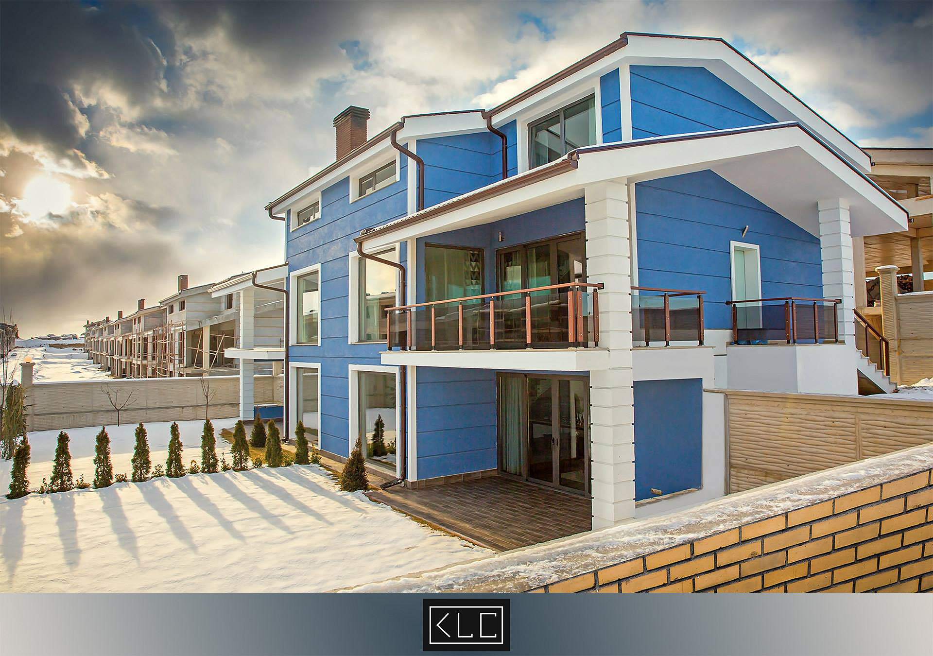 Göl Villa Mogan 🌲  Ankara Gölbaşı’nda 18.120 m²’lik bir alanda inşaatını ve tasarımını yaptığımız Villa Sitesi Projemizde, 46 adet bitişik nizam villa seçeneği bulunmaktadır. 🏡🏡  Villalarımız, yatay yaşam konsepti ile tasarlanmış olup 2017 yılında teslim edilmiştir.