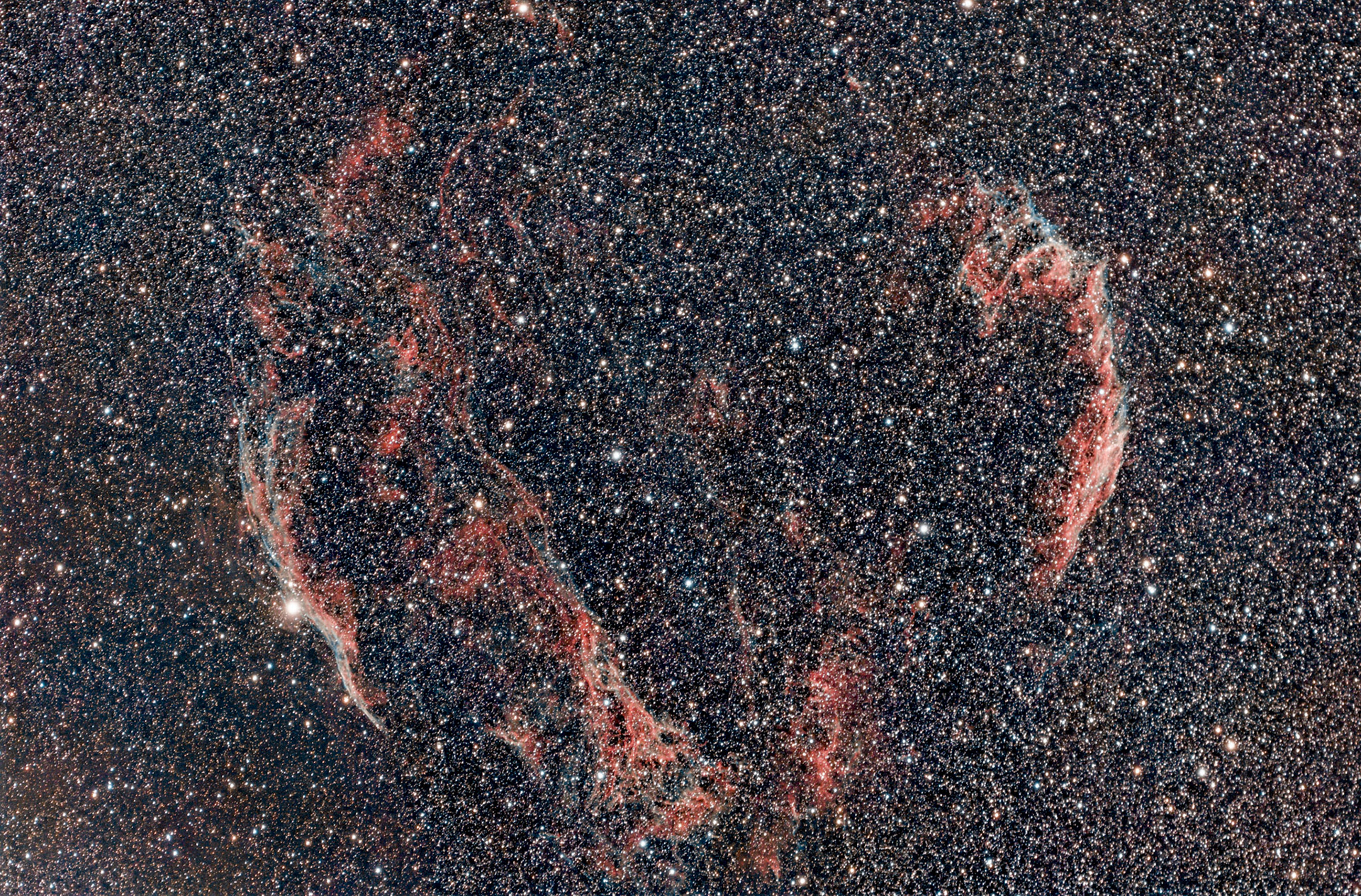 Les Dentelles du Cygne forment un rémanent de supernova dont l'explosion remonterait à une dizaine de milliers d'années. Elles se situent dans la constellation du Cygne. Le nom normalisé de ce rémanent est SNR G074.0-08.6, qui est quelquefois également appelé boucle du Cygne, terme issu de la traduction littérale de son nom anglais (Cygnus Loop). Cet objet est très vaste (une dizaine de degrés carrés) et très morcelé, notamment dans le domaine visible. Il n'a reçu que récemment une désignation qui s'applique à l'objet tout entier. On retrouve notamment les Dentelles du Cygne dans le catalogue Sharpless sous la désignation de Sh2-103. On la connaît cependant mieux en tant que groupe de plusieurs parties brillantes grosso modo disposées en cercle : la Grande Dentelle, la partie la plus brillante, se situe dans la région nord-est. Elle a la forme d'une virgule composée de filaments très fins s'étendant sur 1,2° suivant un axe NO-SE pour une largeur de l'ordre de dix minutes d'arc. Elle a été répertoriée par John Dreyer sous les désignations NGC 6992 (partie longiligne du nord-ouest), NGC 6995 (rebiquage au sud-est) et IC 1340 (extensions plus faibles de ce rebiquage) ; la Petite Dentelle se situe à l'opposé de la grande, à 2,5° au sud-ouest de cette dernière. Elle présente la particularité d'effleurer visuellement une étoile visible à l'œil nu (magnitude 4,2), 52 Cygni, ce qui rend le pointage aisé pour l'astronome amateur. Au nord de cette étoile, la Petite Dentelle est constituée d'un filament comprenant deux brins principaux, s'étendant sur quasiment un demi-degré pour une largeur ne dépassant pas quatre minutes d'arc ; de l'autre côté de l'étoile, le filament s'évase en direction du sud-est autour de trois brins principaux (plus brillants au fur et à mesure que l'on s'éloigne vers l'ouest). Cette partie des Dentelles du Cygne est connue sous la désignation de NGC 6960 (elle n'en constitue en fait qu'une petite partie) ; le Triangle de Pickering se trouve quant à lui au nord-ouest de la nébuleuse. Comme son nom l'indique en partie, il s'agit d'un triangle filamenteux allongé en direction du sud sur environ 45 minutes d'arc (pour une base de 25' de largeur). Il partage avec la Petite Dentelle la désignation de NGC 6960. Le Triangle de Pickering se prolonge par un long filament de plus de deux degrés de long ; quelques nodosités isolées viennent compléter le tableau, toujours avec l'aspect filamenteux que l'on retrouve dans les parties précédentes. Citons notamment NGC 6974 et NGC 6979, un demi-degré au nord-est du Triangle de Pickering.