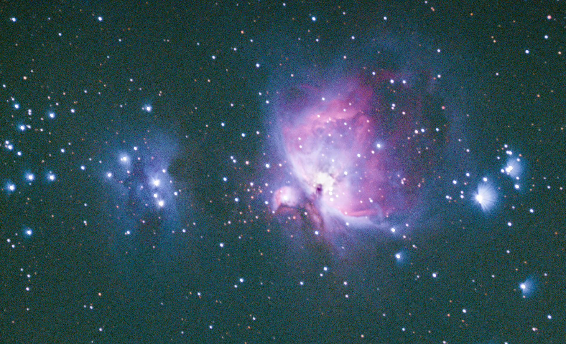 La nébuleuse d'Orion, également connue sous le matricule de M42, Sh2-281, LBN 974, ou NGC 1976, est un nuage diffus qui brille en émission et en réflexion au cœur de la constellation du même nom. C'est la nébuleuse la plus intense visible à l'œil nu depuis l'hémisphère nord, de nuit et en l'absence de pollution lumineuse. Elle peut être facilement aperçue avec des jumelles.