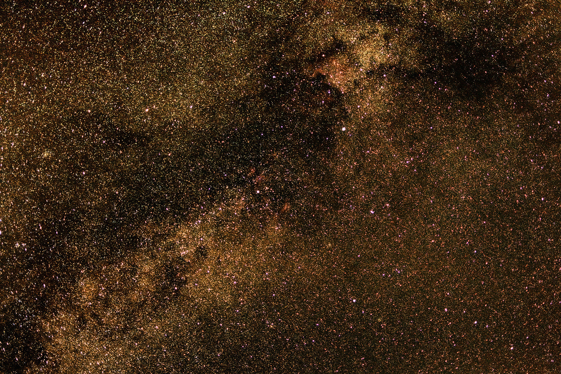 La Voie lactée, aussi nommée la Galaxie (avec une majuscule), est une galaxie spirale barrée qui comprend entre 200 et 400 milliards d'étoiles, et sans doute plus de 100 milliards de planètes. Elle abrite le Système solaire et donc la Terre. Son diamètre est estimé à 100 000 à 120 000 années-lumière, voire à 150 000 ou à 200 000 années-lumière, bien que le nombre d'étoiles au-delà de 120 000 années-lumière soit très faible. Elle et son cortège de galaxies satellites font partie du Groupe local, lui-même rattaché au superamas de la Vierge appartenant lui-même à Laniakea. Le Système solaire se situe à environ 27 000 années-lumière du centre de la Voie lactée, lequel est constitué d'un trou noir supermassif.Observée de la Terre, la Galaxie ressemble à une bande blanchâtre. En effet, le Système solaire est situé sur le bord de sa structure en forme de disque, qui apparaît alors comme une bande, et l'accumulation d'une multitude d'étoiles que l'on ne peut distinguer à l'œil nu lui donne son aspect « lacté », comme l'avaient déjà avancé Démocrite et Anaxagore. Grâce à sa lunette astronomique, Galilée démontre le premier, en 1610, que cette bande est due à la présence de nombreuses étoiles. L'astronome Thomas Wright élabore, en 1750, un modèle de la Galaxie, qui sera repris par le philosophe Emmanuel Kant, lequel avance que les nébuleuses observées dans le ciel sont des « univers-îles ». Dans les années 1920, l'astronome Edwin Hubble prouve qu'elle n'est qu'une galaxie parmi plusieurs et clôt ainsi le Grand Débat qui porte notamment sur la nature des nébuleuses. C'est à partir des années 1930 que le modèle actuel de galaxie spirale avec un bulbe central s'impose pour la Voie lactée.Les plus anciennes étoiles de la Galaxie sont apparues après les âges sombres du Big Bang ; elles sont donc presque aussi âgées que l'Univers même. Par exemple, l'âge de HE 1523-0901, la plus vieille étoile de la Voie lactée, est de 13,2 milliards d'années. Selon des référentiels cosmologiques, l'ensemble de la Galaxie se déplace à une vitesse d'environ 600 km/s. Les étoiles et les gaz qui se trouvent à une grande distance de son centre galactique se déplacent à environ 220 km/s par rapport à ce centre. Les lois de Kepler ne pouvant expliquer cette vitesse constante, il est apparu nécessaire d'envisager que la majorité de la masse de la Voie lactée n'émet ni n'absorbe de rayonnement électromagnétique et est donc constituée d'une substance hypothétique, la matière noire.