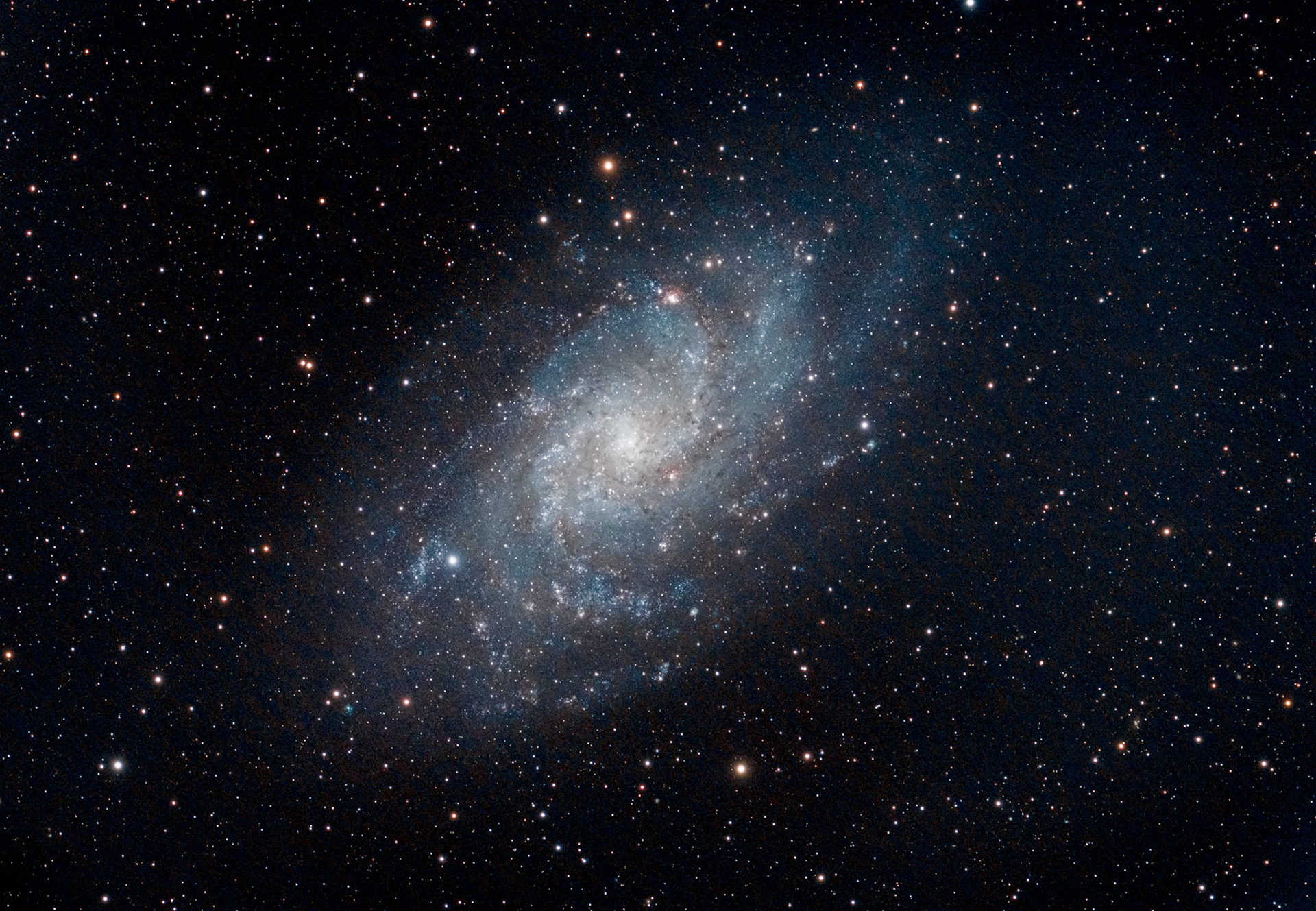 La galaxie du Triangle, également appelée M33, est une galaxie spirale de type SA(s)cd appartenant au Groupe local et située dans la constellation du Triangle. Sans doute satellite de la galaxie d'Andromède, sa distance au Soleil est assez mal connue. Les mesures actuelles donnent une distance allant de environ 0,73 Mpc (∼2,38 millions d'a.l.) à environ 0,94 Mpc (∼3,07 millions d'a.l.).C'est la troisième galaxie la plus massive du Groupe local, après la galaxie d'Andromède et la Voie lactée mais devant le Grand Nuage de Magellan. Avec une masse évaluée à 60 milliards de masses solaires, elle ne représente que 5 % de la masse de la galaxie d'Andromède, la matière noire constituant près de 85 % de cette masse.Cataloguée pour la première fois par Charles Messier en 1764, la galaxie du Triangle avait probablement déjà été observée auparavant, étant visible à l'œil nu lorsque les conditions s'y prêtent. Son étude astronomique remonte au moins au milieu du xixe siècle, puisque William Parsons, 3e comte de Rosse, avait, dès 1850, suggéré que sa structure présentait des spirales7.M33 a été utilisée par Gérard de Vaucouleurs comme une galaxie de type morphologique SA(s)cd dans son atlas des galaxies.