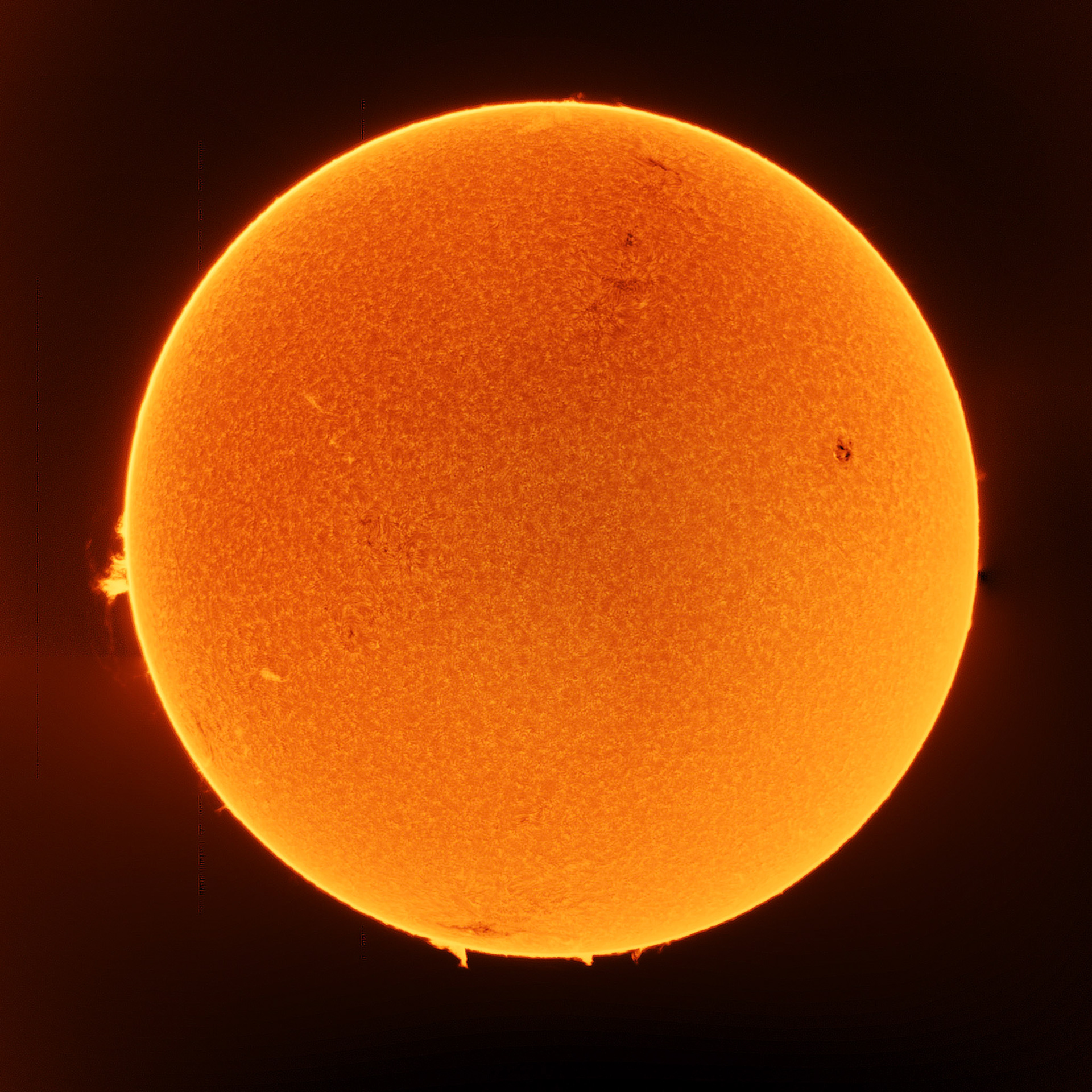 Le Soleil est l’étoile du Système solaire. Dans la classification astronomique, c’est une étoile de type naine jaune d'une masse d'environ 1,989 1 × 1030 kg, composée d’hydrogène (74 % de la masse ou 92 % du volume) et d’hélium (25 % de la masse ou 8 % du volume). Le Soleil fait partie de la galaxie appelée la Voie lactée et se situe à environ 8 kpc (∼26 100 a.l.) du centre galactique, dans le bras d'Orion. Le Soleil orbite autour du centre galactique en une année galactique de 225 à 250 millions d'années. Autour de lui gravitent la Terre (à la vitesse de 30 km/s), sept autres planètes, au moins cinq planètes naines, de très nombreux astéroïdes et comètes et une bande de poussière. Le Soleil représente à lui seul environ 99,854 % de la masse du système planétaire ainsi constitué, Jupiter représentant plus des deux tiers du reste.L’énergie solaire transmise par le rayonnement solaire rend possible la vie sur Terre par apport d'énergie lumineuse (lumière) et d'énergie thermique (chaleur), permettant la présence d’eau à l’état liquide et la photosynthèse des végétaux. Le rayonnement ultraviolet contribue à la désinfection naturelle des eaux de surfaces et à y détruire certaines molécules indésirables (quand l'eau n'est pas trop turbide)10. La polarisation de la lumière solaire (ou lunaire, de nuit), par des matériaux tels que l'eau ou les cuticules végétales, est utilisée par de nombreuses espèces pour s'orienter11,12.Le rayonnement solaire est aussi responsable des climats et de la plupart des phénomènes météorologiques observés sur la Terre. En effet, le bilan radiatif global de la Terre est tel que l'énergie thermique à la surface de la Terre est en moyenne à 99,97 ou 99,98 % d’origine solairenote 1. Comme pour tous les autres corps, ces flux thermiques sont continuellement émis dans l’espace, sous forme de rayonnement thermique infrarouge ; la Terre reste ainsi en équilibre dynamique.Le demi-grand axe de l’orbite de la Terre autour du Soleil, couramment appelé « distance de la Terre au Soleil », égal à 149 597 870 700 ± 3 m13, est la définition originale de l’unité astronomique (de symbole « au »). Il faut 8 minutes et 19 secondes pour que la lumière du Soleil parvienne jusqu’à la Terre13.Le symbole astronomique et astrologique du Soleil est un cercle avec un point en son centre : ⊙\odot.