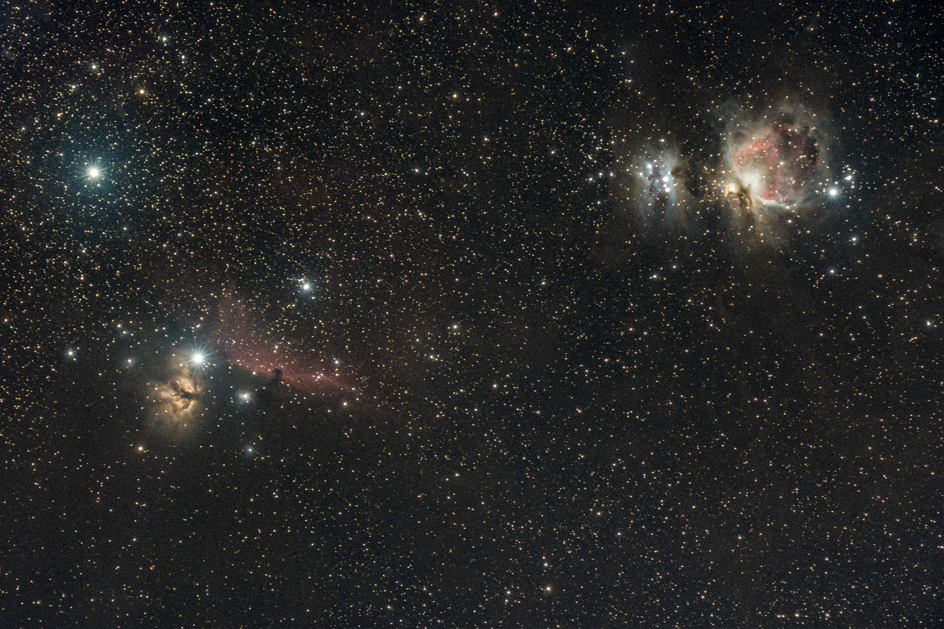 La nébuleuse d'Orion, également connue sous le matricule de M42, Sh2-281, LBN 974, ou NGC 1976, est un nuage diffus qui brille en émission et en réflexion au cœur de la constellation du même nom. C'est la nébuleuse la plus intense visible à l'œil nu depuis l'hémisphère nord, de nuit et en l'absence de pollution lumineuse. Elle peut être facilement aperçue avec des jumelles.