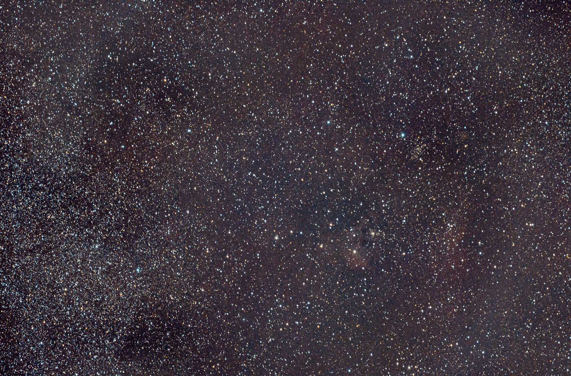 NGC 7822 est une nébuleuse située à environ 3 000 années-lumière de la Terre, dans la constellation de Céphée2,3,4. D'une étendue de quelques dizaines d'années-lumière2, la région comprend les objets astronomiques Sharpless 171 et le jeune amas d'étoiles Berkeley 59 (pl).La nébuleuse abrite également l'une des étoiles les plus chaudes situées à proximité du Soleil, BD+66 1673, un système binaire incluant une O5V d'une température de surface d'environ 45 000 kelvins et d'une luminosité d'environ 100 000 fois celles du Soleil3.