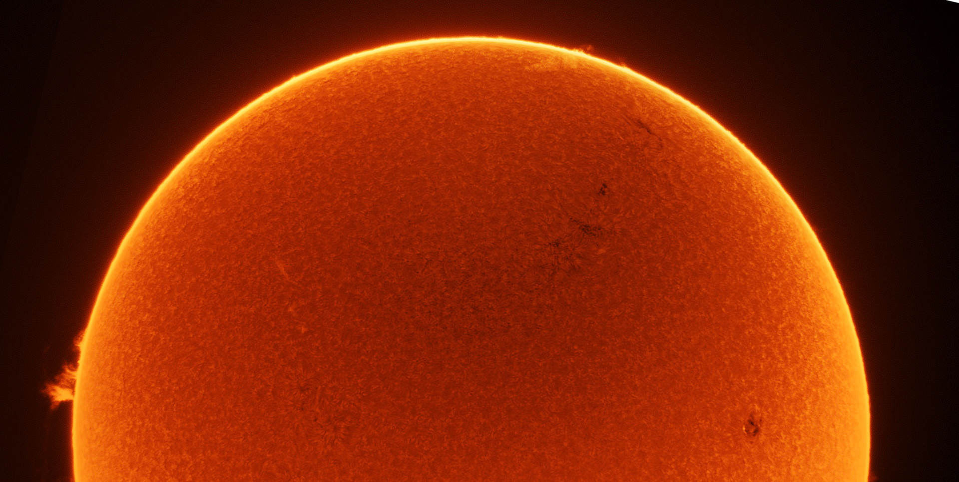 Le Soleil est l’étoile du Système solaire. Dans la classification astronomique, c’est une étoile de type naine jaune d'une masse d'environ 1,989 1 × 1030 kg, composée d’hydrogène (74 % de la masse ou 92 % du volume) et d’hélium (25 % de la masse ou 8 % du volume). Le Soleil fait partie de la galaxie appelée la Voie lactée et se situe à environ 8 kpc (∼26 100 a.l.) du centre galactique, dans le bras d'Orion. Le Soleil orbite autour du centre galactique en une année galactique de 225 à 250 millions d'années. Autour de lui gravitent la Terre (à la vitesse de 30 km/s), sept autres planètes, au moins cinq planètes naines, de très nombreux astéroïdes et comètes et une bande de poussière. Le Soleil représente à lui seul environ 99,854 % de la masse du système planétaire ainsi constitué, Jupiter représentant plus des deux tiers du reste.L’énergie solaire transmise par le rayonnement solaire rend possible la vie sur Terre par apport d'énergie lumineuse (lumière) et d'énergie thermique (chaleur), permettant la présence d’eau à l’état liquide et la photosynthèse des végétaux. Le rayonnement ultraviolet contribue à la désinfection naturelle des eaux de surfaces et à y détruire certaines molécules indésirables (quand l'eau n'est pas trop turbide)10. La polarisation de la lumière solaire (ou lunaire, de nuit), par des matériaux tels que l'eau ou les cuticules végétales, est utilisée par de nombreuses espèces pour s'orienter11,12.Le rayonnement solaire est aussi responsable des climats et de la plupart des phénomènes météorologiques observés sur la Terre. En effet, le bilan radiatif global de la Terre est tel que l'énergie thermique à la surface de la Terre est en moyenne à 99,97 ou 99,98 % d’origine solairenote 1. Comme pour tous les autres corps, ces flux thermiques sont continuellement émis dans l’espace, sous forme de rayonnement thermique infrarouge ; la Terre reste ainsi en équilibre dynamique.Le demi-grand axe de l’orbite de la Terre autour du Soleil, couramment appelé « distance de la Terre au Soleil », égal à 149 597 870 700 ± 3 m13, est la définition originale de l’unité astronomique (de symbole « au »). Il faut 8 minutes et 19 secondes pour que la lumière du Soleil parvienne jusqu’à la Terre13.Le symbole astronomique et astrologique du Soleil est un cercle avec un point en son centre : ⊙\odot.