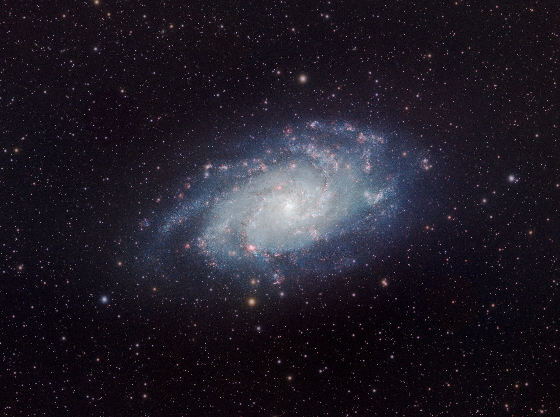 La galaxie du Triangle, également appelée M33, est une galaxie spirale de type SA(s)cd appartenant au Groupe local et située dans la constellation du Triangle. Sans doute satellite de la galaxie d'Andromède, sa distance au Soleil est assez mal connue. Les mesures actuelles donnent une distance allant de environ 0,73 Mpc (∼2,38 millions d'a.l.) à environ 0,94 Mpc (∼3,07 millions d'a.l.). C'est la troisième galaxie la plus massive du Groupe local, après la galaxie d'Andromède et la Voie lactée mais devant le Grand Nuage de Magellan. Avec une masse évaluée à 60 milliards de masses solaires, elle ne représente que 5 % de la masse de la galaxie d'Andromède, la matière noire constituant près de 85 % de cette masse. Cataloguée pour la première fois par Charles Messier en 1764, la galaxie du Triangle avait probablement déjà été observée auparavant, étant visible à l'œil nu lorsque les conditions s'y prêtent. Son étude astronomique remonte au moins au milieu du xixe siècle, puisque William Parsons, 3e comte de Rosse, avait, dès 1850, suggéré que sa structure présentait des spirales7. M33 a été utilisée par Gérard de Vaucouleurs comme une galaxie de type morphologique SA(s)cd dans son atlas des galaxies.