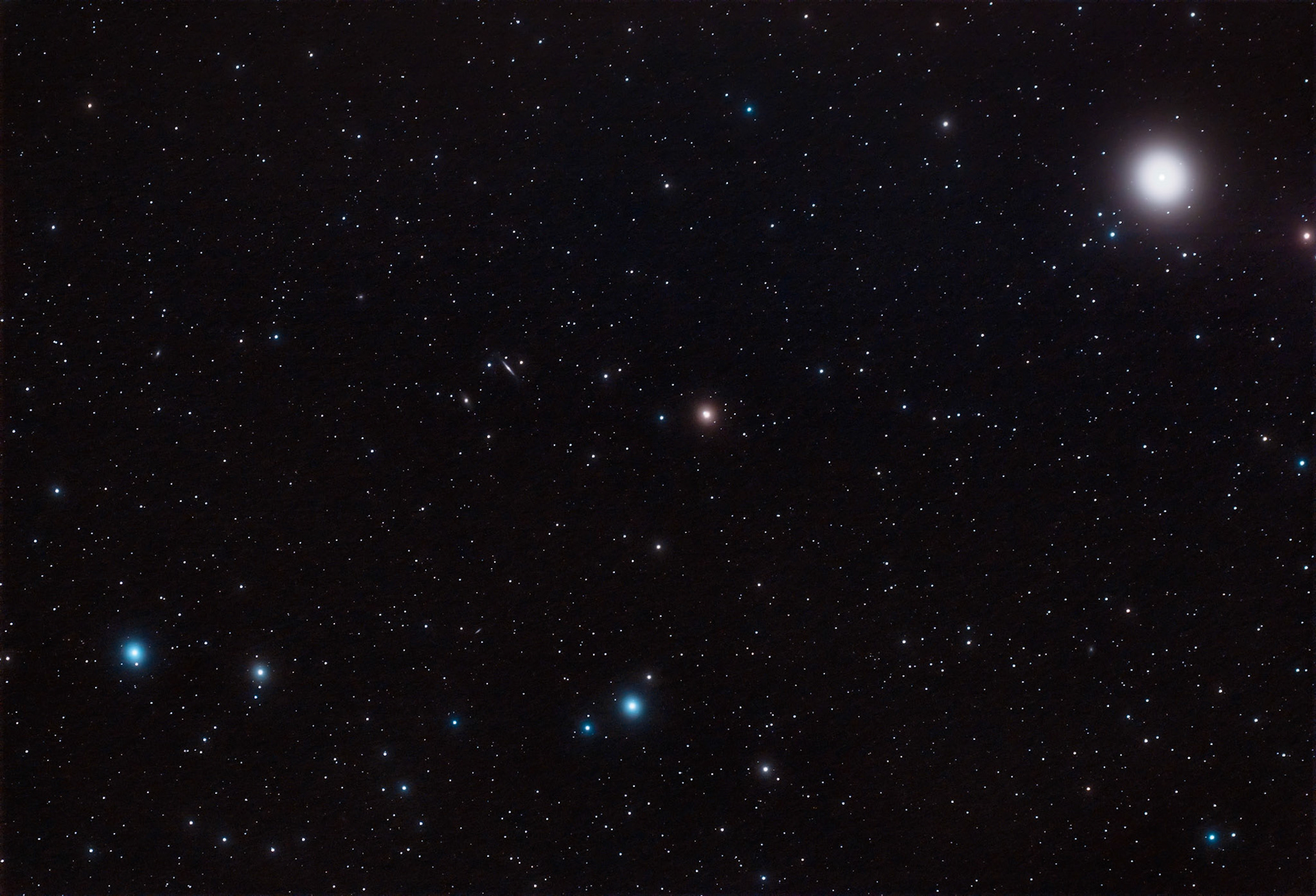 Epsilon Virginis ou Epsilon de la Vierge (ε Virginis / ε Vir) est une étoile de la constellation de la Vierge. Elle porte également le nom traditionnel Vindemiatrix, mot latin signifiant « vendangeuse », car son lever héliaque indiquait le début des vendanges à l’époque romaine. La mythologie, et notamment Ovide, l'associe à la figure d'Ampélos.Vindemiatrix est une étoile géante jaune de magnitude apparente 2,85 et de type spectral G8 III située à environ 109,6 années-lumière (33,6 parsecs) de la Terre selon la méthode de mesure par parallaxe de la mission Hipparcos. D'environ 3 masses solaires, elle possède une luminosité égale à 83 fois celle du Soleil et une température de surface comprise entre 4990 et 5 086 kelvins.Vindemiatrix est la 3e étoile la plus brillante de la Vierge et la 145e étoile la plus brillante du ciel. Née il y a une centaine de millions d'années, elle a épuisé sa réserve d'hydrogène transformée en hélium et brûle désormais cet hélium. De ce fait, elle doit augmenter sa température et sa pression centrale, ce qui a pour conséquence d'étendre son enveloppe externe, qui par contre-coup se refroidit : Vindemiatrix se transforme donc en géante rouge...