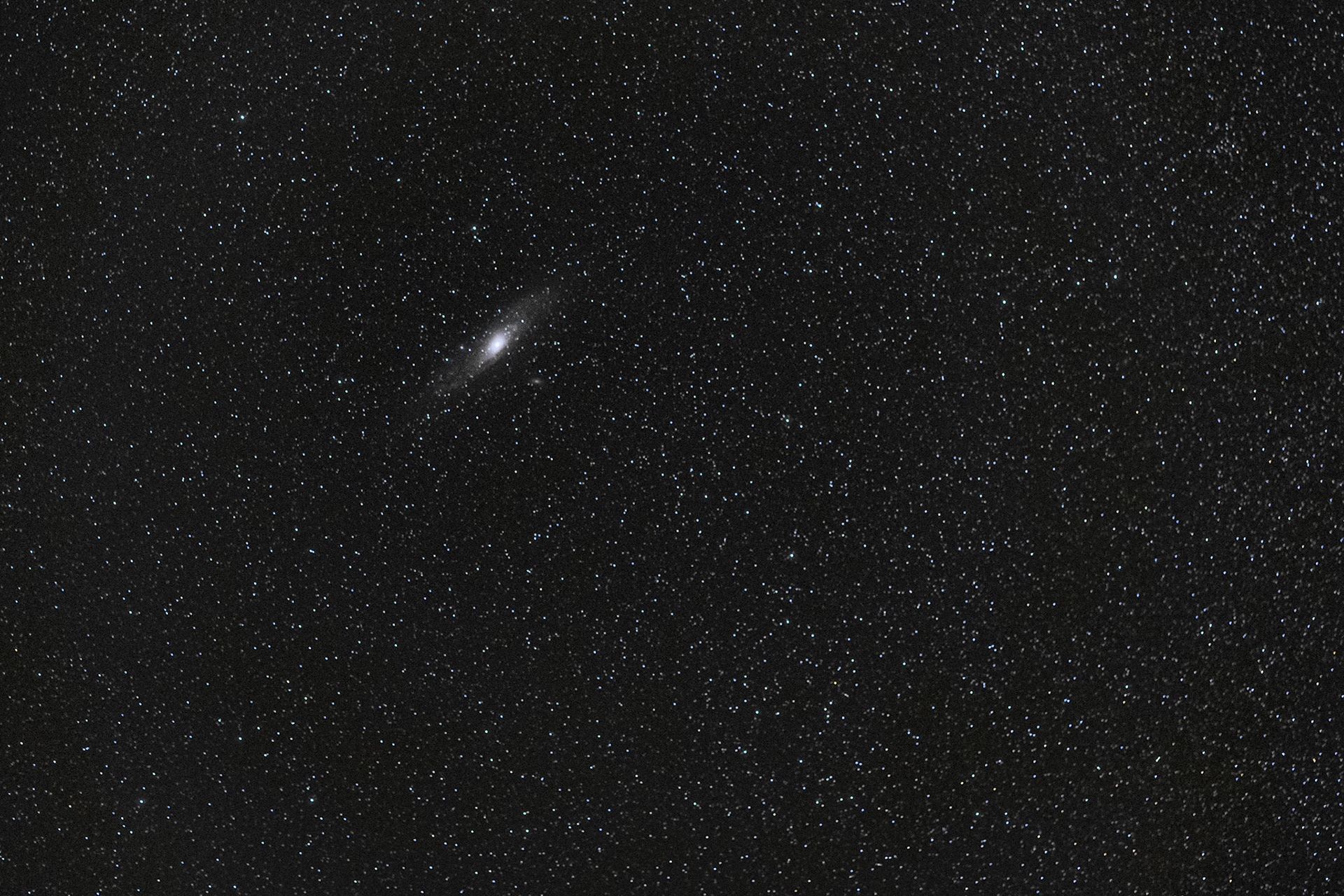 La galaxie d'Andromède, également désignée M31 dans le Catalogue de Messier et NGC 224, est une galaxie spirale située à environ 2,55 millions d'années-lumière du Soleil, dans la constellation d'Andromède.La galaxie d'Andromède (NGC 224) a été utilisée par Gérard de Vaucouleurs comme une galaxie de type morphologique SA(s)b dans son atlas des galaxies9,10.Appelée grande nébuleuse d’Andromède jusqu'à ce que sa vraie nature ait été reconnue dans les années 1920, la galaxie d'Andromède est la galaxie spirale la plus proche de la Voie lactée (toutes classes confondues, la galaxie la plus proche est la naine du Grand Chien) et le plus grand membre du Groupe local d'une soixantaine de galaxies individuelles dont toutes deux font partie. D'un diamètre d'environ 220 000 années-lumière, elle contiendrait environ mille milliards d'étoiles11, deux à cinq fois plus que notre galaxie.Avec une magnitude visuelle de 3,4, la galaxie d'Andromède est l’une des rares galaxies observables à l'œil nu depuis la Terre dans l’hémisphère nord. C’est également l'un des objets les plus étendus de la voûte céleste, avec un diamètre apparent de 3,18°, soit plus de six fois le diamètre apparent de la Lune12 observée depuis la Terre.