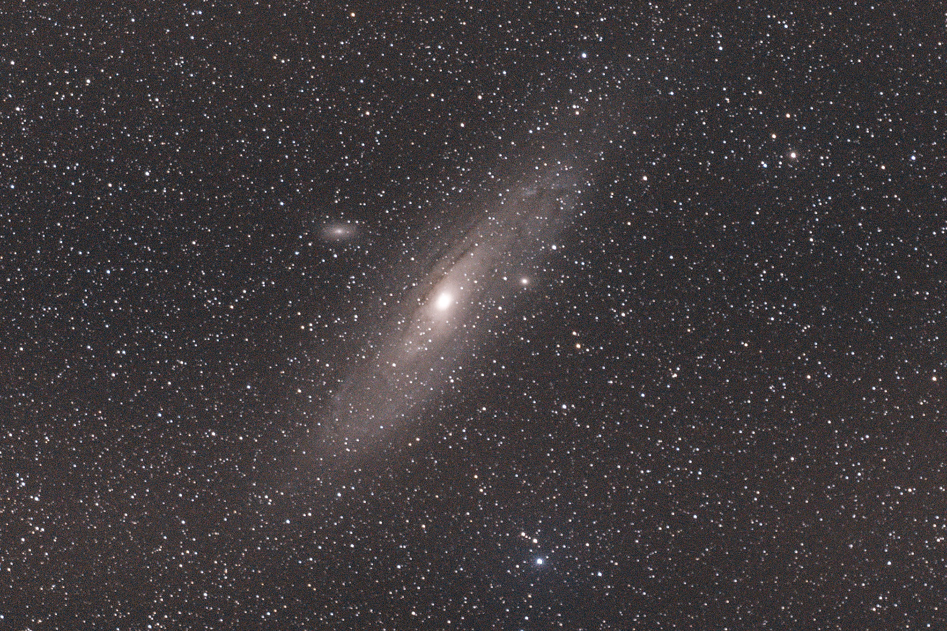 La galaxie d'Andromède, également désignée M31 dans le Catalogue de Messier et NGC 224, est une galaxie spirale située à environ 2,55 millions d'années-lumière du Soleil, dans la constellation d'Andromède. La galaxie d'Andromède (NGC 224) a été utilisée par Gérard de Vaucouleurs comme une galaxie de type morphologique SA(s)b dans son atlas des galaxies9,10. Appelée grande nébuleuse d’Andromède jusqu'à ce que sa vraie nature ait été reconnue dans les années 1920, la galaxie d'Andromède est la galaxie spirale la plus proche de la Voie lactée (toutes classes confondues, la galaxie la plus proche est la naine du Grand Chien) et le plus grand membre du Groupe local d'une soixantaine de galaxies individuelles dont toutes deux font partie. D'un diamètre d'environ 220 000 années-lumière, elle contiendrait environ mille milliards d'étoiles11, deux à cinq fois plus que notre galaxie. Avec une magnitude visuelle de 3,4, la galaxie d'Andromède est l’une des rares galaxies observables à l'œil nu depuis la Terre dans l’hémisphère nord. C’est également l'un des objets les plus étendus de la voûte céleste, avec un diamètre apparent de 3,18°, soit plus de six fois le diamètre apparent de la Lune12 observée depuis la Terre.