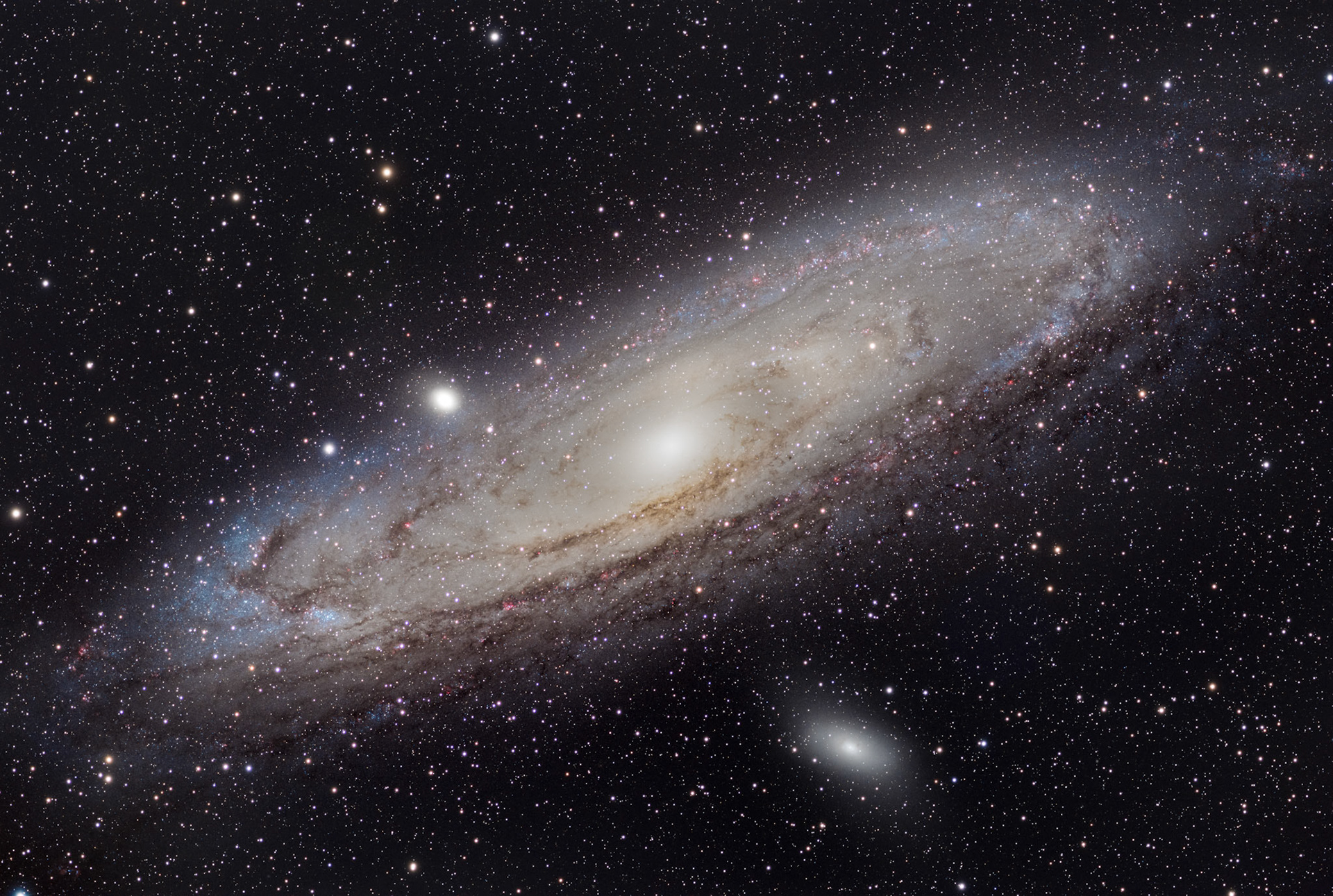 La galaxie d'Andromède, également désignée M31 dans le Catalogue de Messier et NGC 224, est une galaxie spirale située à environ 2,55 millions d'années-lumière du Soleil, dans la constellation d'Andromède. La galaxie d'Andromède (NGC 224) a été utilisée par Gérard de Vaucouleurs comme une galaxie de type morphologique SA(s)b dans son atlas des galaxies9,10. Appelée grande nébuleuse d’Andromède jusqu'à ce que sa vraie nature ait été reconnue dans les années 1920, la galaxie d'Andromède est la galaxie spirale la plus proche de la Voie lactée (toutes classes confondues, la galaxie la plus proche est la naine du Grand Chien) et le plus grand membre du Groupe local d'une soixantaine de galaxies individuelles dont toutes deux font partie. D'un diamètre d'environ 220 000 années-lumière, elle contiendrait environ mille milliards d'étoiles11, deux à cinq fois plus que notre galaxie. Avec une magnitude visuelle de 3,4, la galaxie d'Andromède est l’une des rares galaxies observables à l'œil nu depuis la Terre dans l’hémisphère nord. C’est également l'un des objets les plus étendus de la voûte céleste, avec un diamètre apparent de 3,18°, soit plus de six fois le diamètre apparent de la Lune12 observée depuis la Terre.