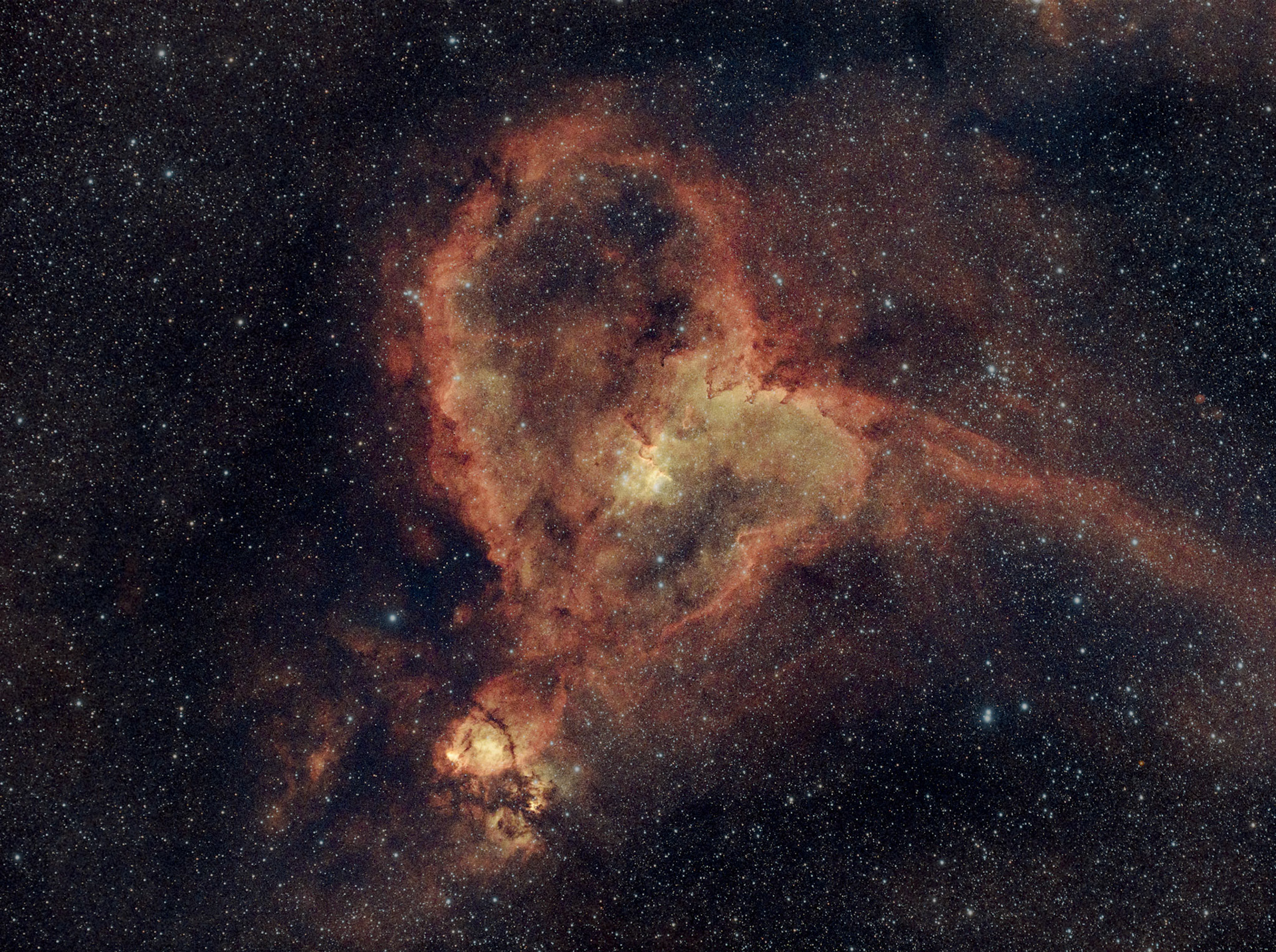 IC 1805, surnommée la nébuleuse du Cœur, est une nébuleuse en émission située à environ 6 500 années-lumière dans la constellation de Cassiopée. Elle couvre un champ d'environ 60 minutes d'arc, ce qui correspond approximativement à 200 années-lumière1. Cette nébuleuse contient un amas ouvert, Melotte 151.