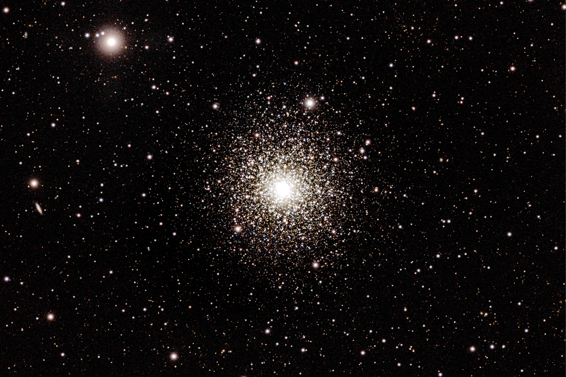 M3 (ou NGC 5272) est un amas globulaire situé dans la constellation des Chiens de chasse à environ 33 300 a.l. de la Terre3. Il a été découvert par l'astronome français Charles Messier en 17645. La magnitude apparente de cet amas est de 6,3, celui-ci est donc situé juste au-dessus de la limite théorique de visibilité à l'œil nu.