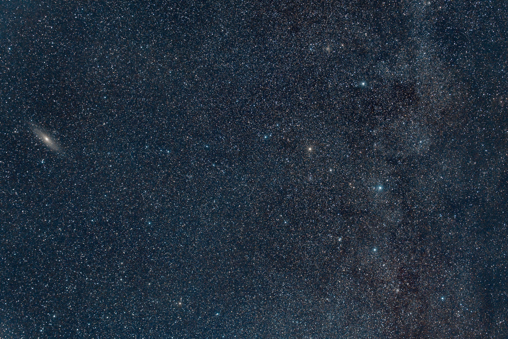 La galaxie d'Andromède, également désignée M31 dans le Catalogue de Messier et NGC 224, est une galaxie spirale située à environ 2,55 millions d'années-lumière du Soleil, dans la constellation d'Andromède. La galaxie d'Andromède (NGC 224) a été utilisée par Gérard de Vaucouleurs comme une galaxie de type morphologique SA(s)b dans son atlas des galaxies9,10. Appelée grande nébuleuse d’Andromède jusqu'à ce que sa vraie nature ait été reconnue dans les années 1920, la galaxie d'Andromède est la galaxie spirale la plus proche de la Voie lactée (toutes classes confondues, la galaxie la plus proche est la naine du Grand Chien) et le plus grand membre du Groupe local d'une soixantaine de galaxies individuelles dont toutes deux font partie. D'un diamètre d'environ 220 000 années-lumière, elle contiendrait environ mille milliards d'étoiles11, deux à cinq fois plus que notre galaxie. Avec une magnitude visuelle de 3,4, la galaxie d'Andromède est l’une des rares galaxies observables à l'œil nu depuis la Terre dans l’hémisphère nord. C’est également l'un des objets les plus étendus de la voûte céleste, avec un diamètre apparent de 3,18°, soit plus de six fois le diamètre apparent de la Lune12 observée depuis la Terre.