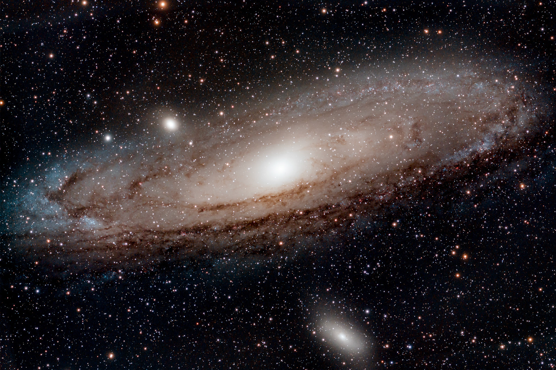 La galaxie d'Andromède, également désignée M31 dans le Catalogue de Messier et NGC 224, est une galaxie spirale située à environ 2,55 millions d'années-lumière du Soleil, dans la constellation d'Andromède. La galaxie d'Andromède (NGC 224) a été utilisée par Gérard de Vaucouleurs comme une galaxie de type morphologique SA(s)b dans son atlas des galaxies9,10. Appelée grande nébuleuse d’Andromède jusqu'à ce que sa vraie nature ait été reconnue dans les années 1920, la galaxie d'Andromède est la galaxie spirale la plus proche de la Voie lactée (toutes classes confondues, la galaxie la plus proche est la naine du Grand Chien) et le plus grand membre du Groupe local d'une soixantaine de galaxies individuelles dont toutes deux font partie. D'un diamètre d'environ 220 000 années-lumière, elle contiendrait environ mille milliards d'étoiles11, deux à cinq fois plus que notre galaxie. Avec une magnitude visuelle de 3,4, la galaxie d'Andromède est l’une des rares galaxies observables à l'œil nu depuis la Terre dans l’hémisphère nord. C’est également l'un des objets les plus étendus de la voûte céleste, avec un diamètre apparent de 3,18°, soit plus de six fois le diamètre apparent de la Lune12 observée depuis la Terre.