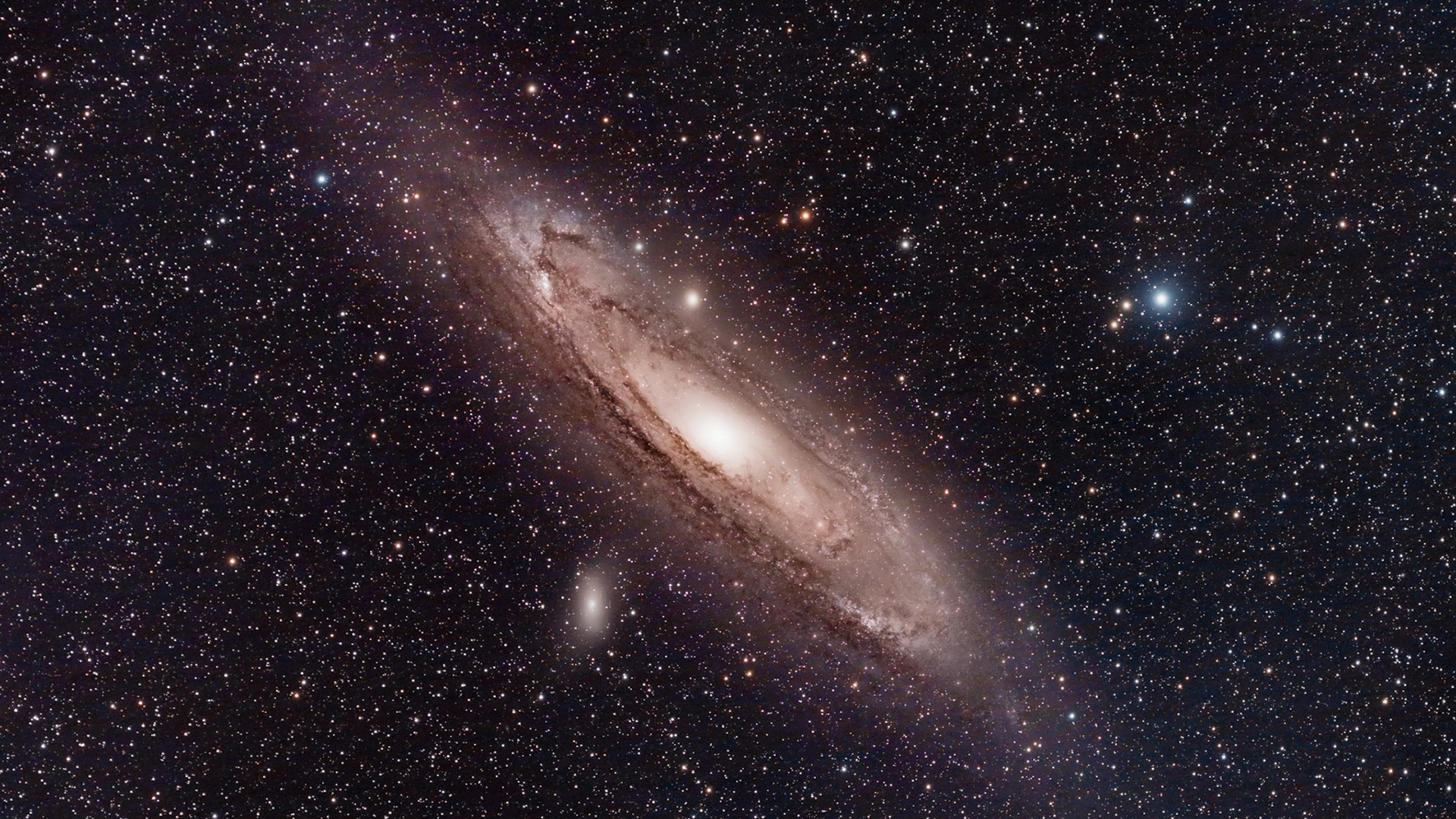 La galaxie d'Andromède, également désignée M31 dans le Catalogue de Messier et NGC 224, est une galaxie spirale située à environ 2,55 millions d'années-lumière du Soleil, dans la constellation d'Andromède. La galaxie d'Andromède (NGC 224) a été utilisée par Gérard de Vaucouleurs comme une galaxie de type morphologique SA(s)b dans son atlas des galaxies9,10. Appelée grande nébuleuse d’Andromède jusqu'à ce que sa vraie nature ait été reconnue dans les années 1920, la galaxie d'Andromède est la galaxie spirale la plus proche de la Voie lactée (toutes classes confondues, la galaxie la plus proche est la naine du Grand Chien) et le plus grand membre du Groupe local d'une soixantaine de galaxies individuelles dont toutes deux font partie. D'un diamètre d'environ 220 000 années-lumière, elle contiendrait environ mille milliards d'étoiles11, deux à cinq fois plus que notre galaxie. Avec une magnitude visuelle de 3,4, la galaxie d'Andromède est l’une des rares galaxies observables à l'œil nu depuis la Terre dans l’hémisphère nord. C’est également l'un des objets les plus étendus de la voûte céleste, avec un diamètre apparent de 3,18°, soit plus de six fois le diamètre apparent de la Lune12 observée depuis la Terre.