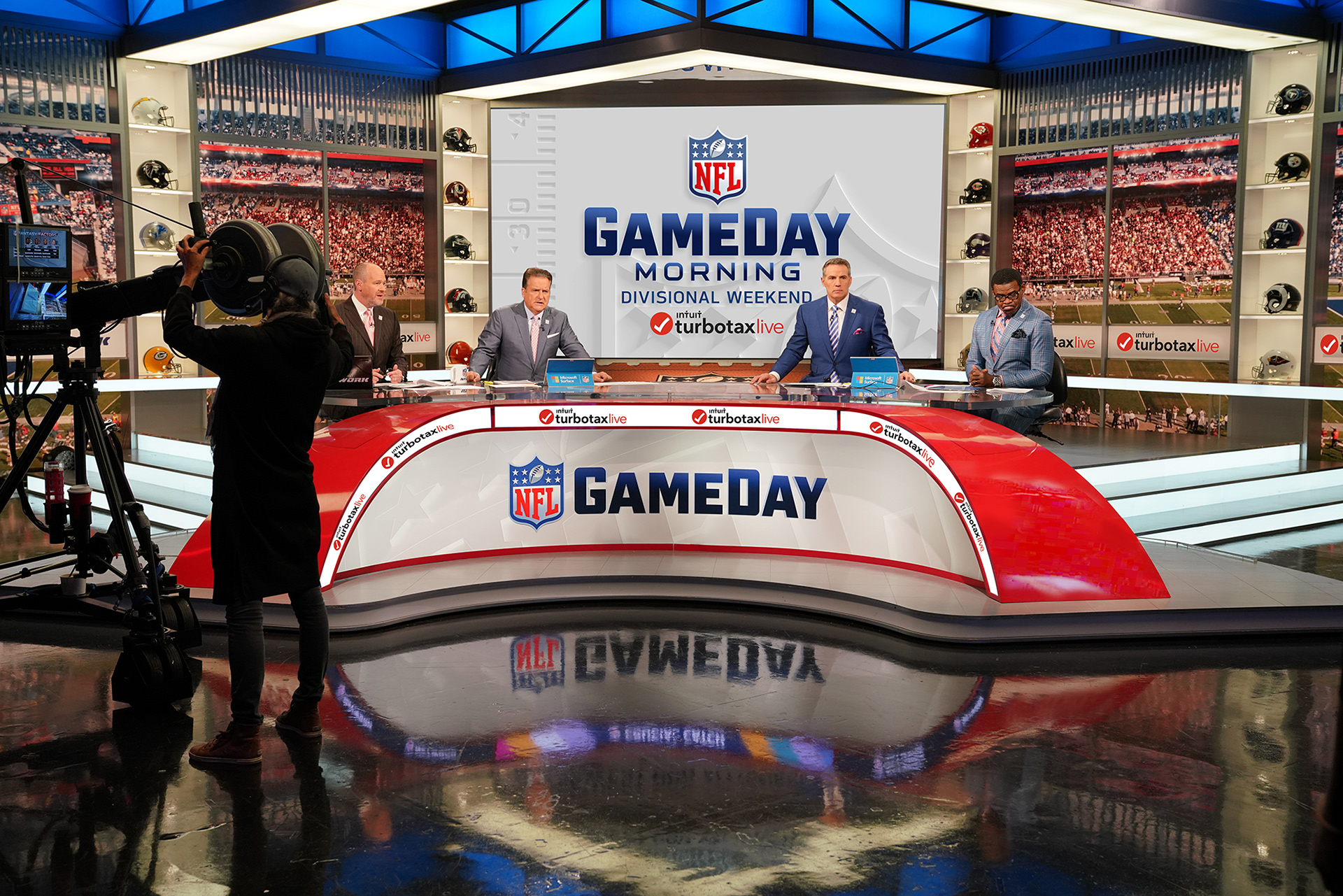 MONITOR DISPLAYS W/ LOGOS (On Set)