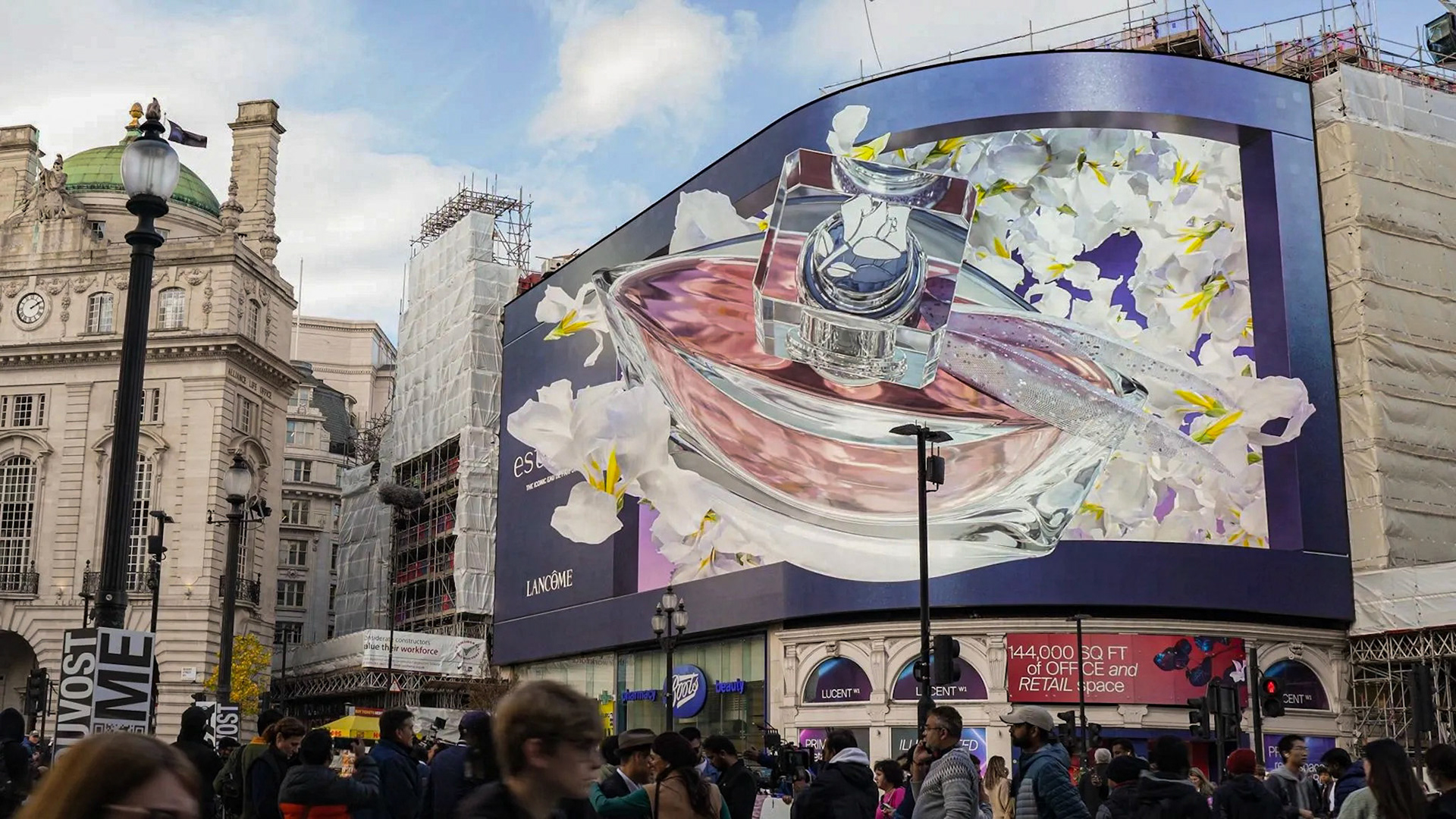 Lancome - La Vie est Belle - DOOH Picadilly 