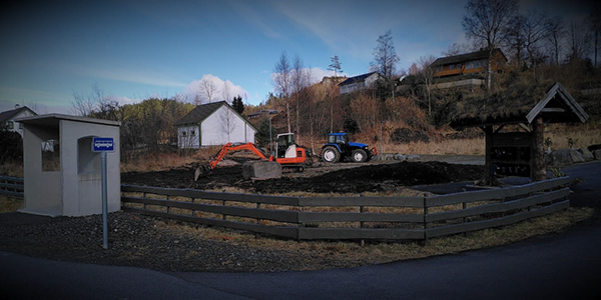 Mars 2021 - Fellesområdet - Oppstart - Øyvind med gravemaskin og traktor.
