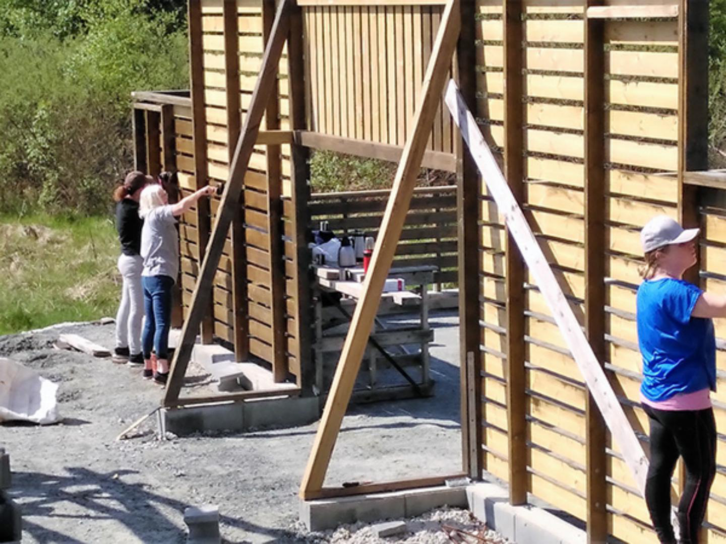 Mai 2023 - Ivrige damer som målar ballbingen, slik at han blir fin til opning i sommar.