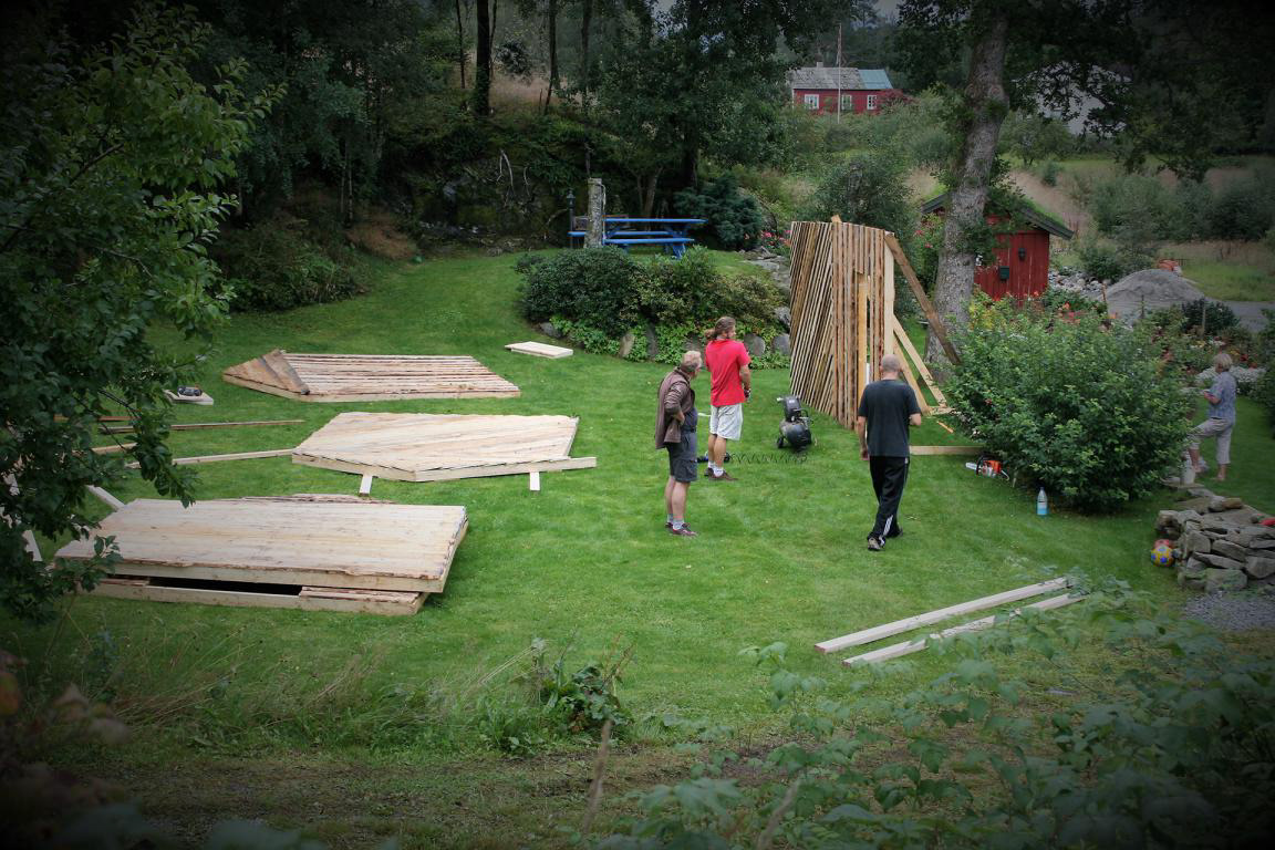Veggene vart laga på sagbruket, og transporterte til hagen.