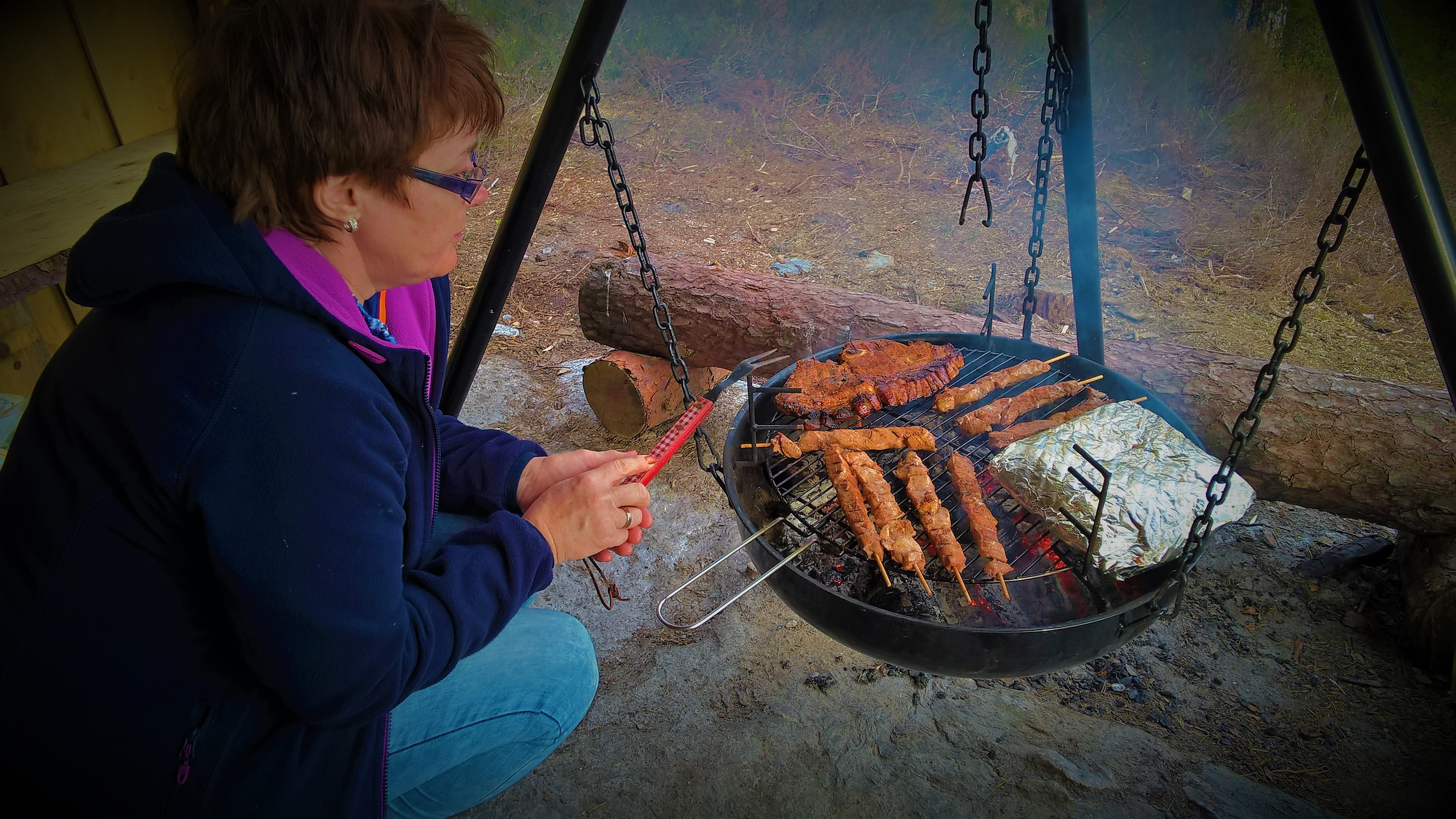 Eventyret er så godt som fullkomme, når ein kan nyta stilla over grillmaten i gapahuken ved Fatlandsvatnet.
