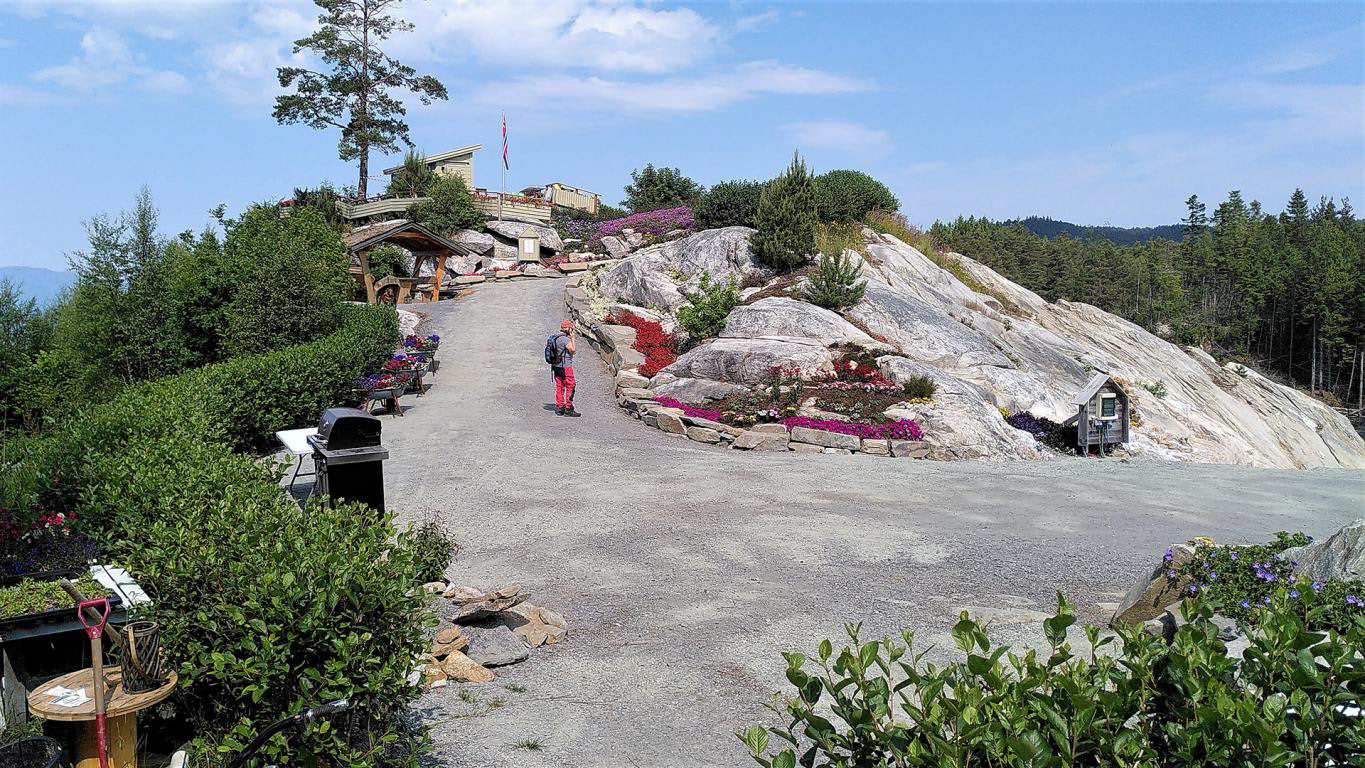 Eventyrhagen på Gullhaug ein sommardag.