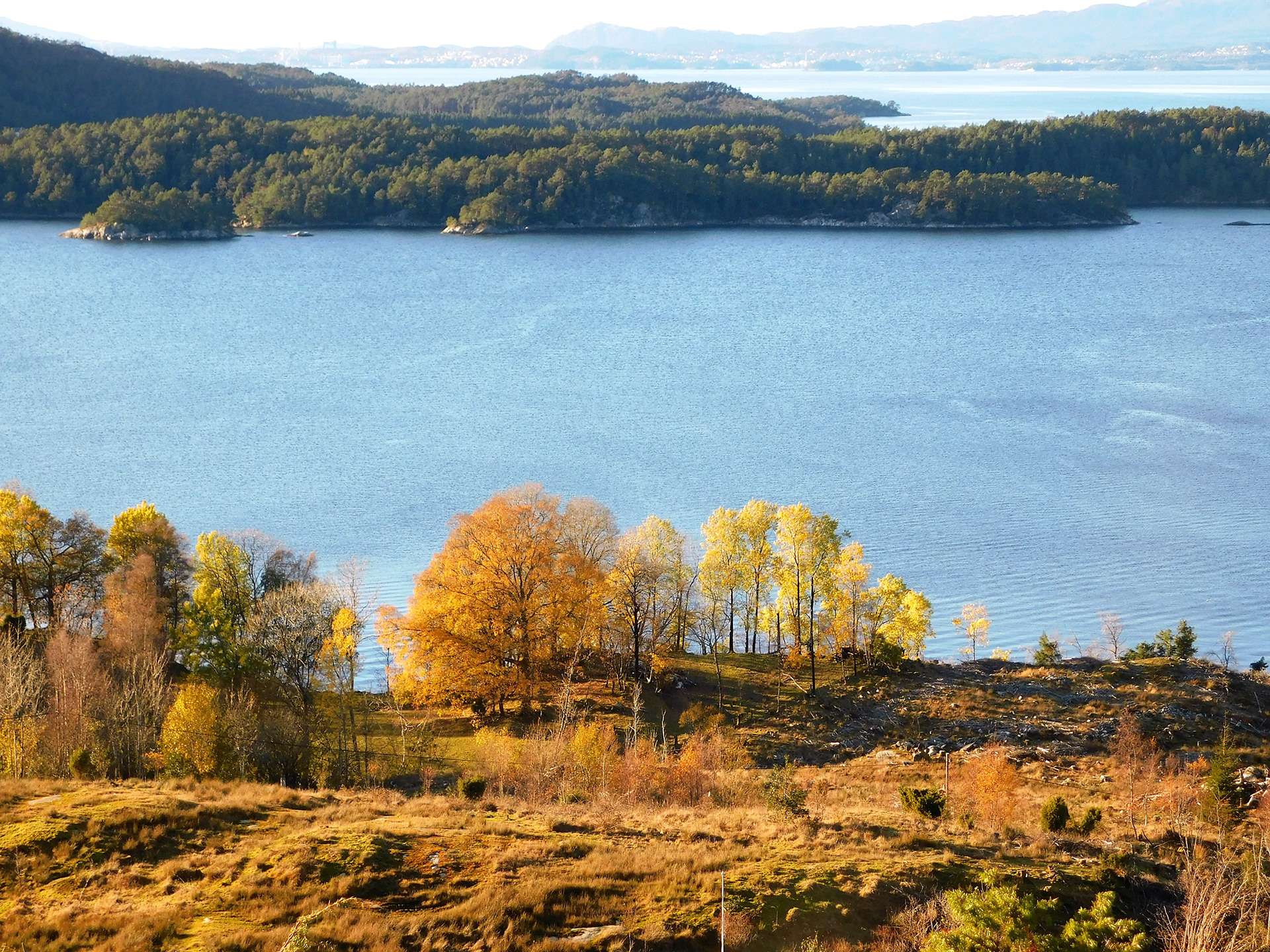 Det 600 meter lange Sydnessundet går langs heile bygda