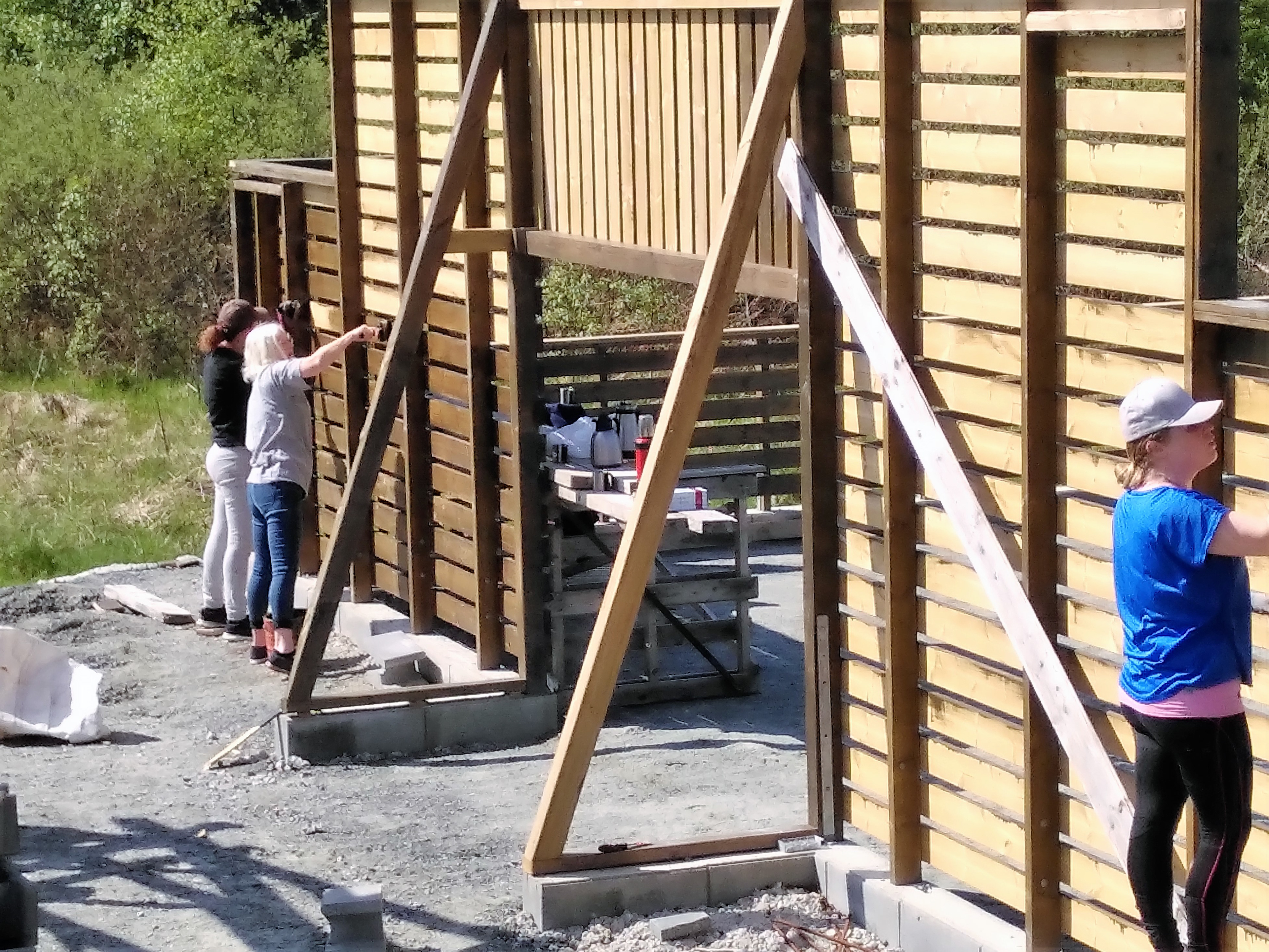 Mai 2023 - Ivrige damer som målar ballbingen, slik at han blir fin til opning i sommar.