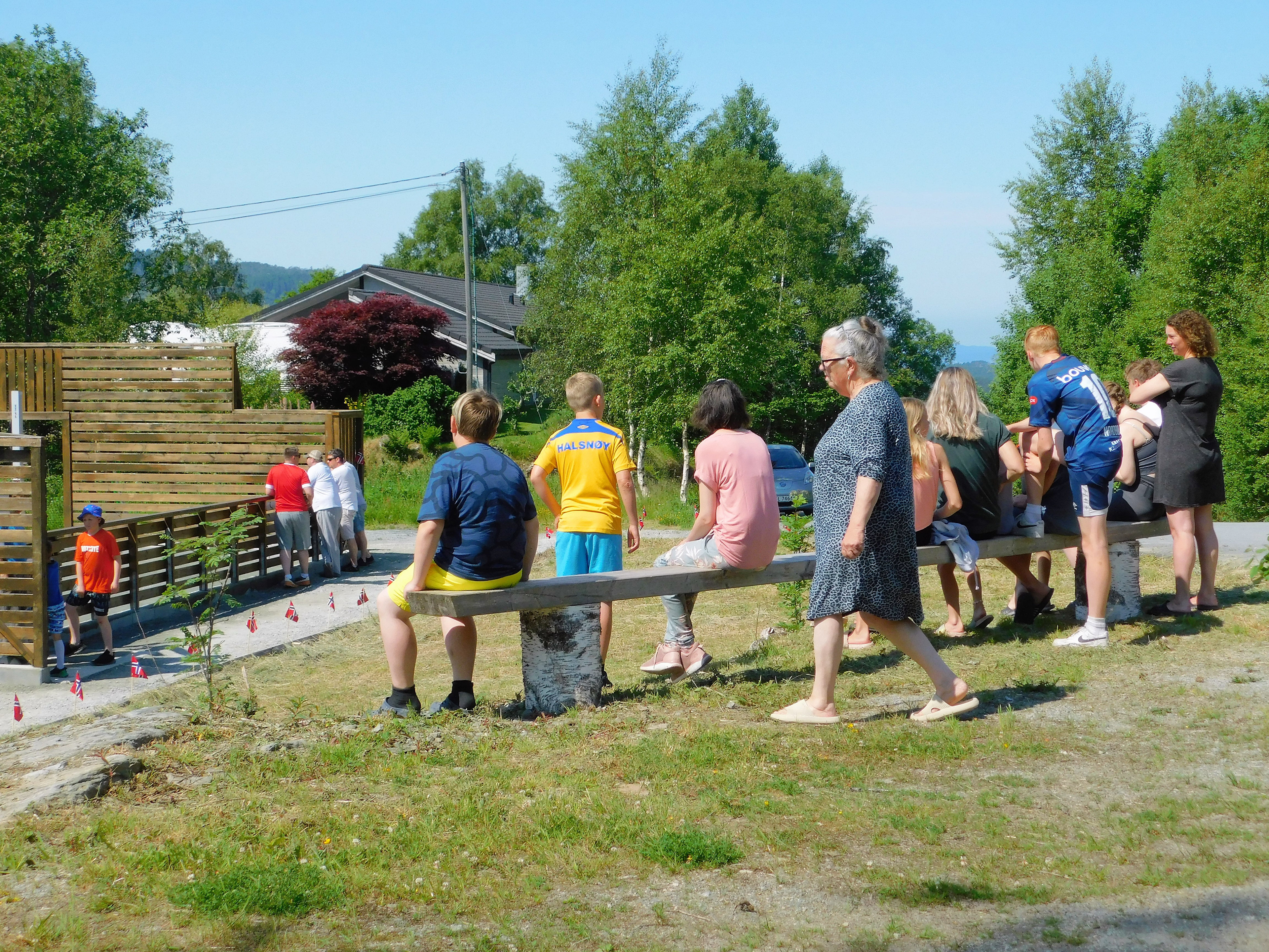 Juni 2023 - Forventningsfulle samlar folk seg for å vera med på opninga av ballbingen.